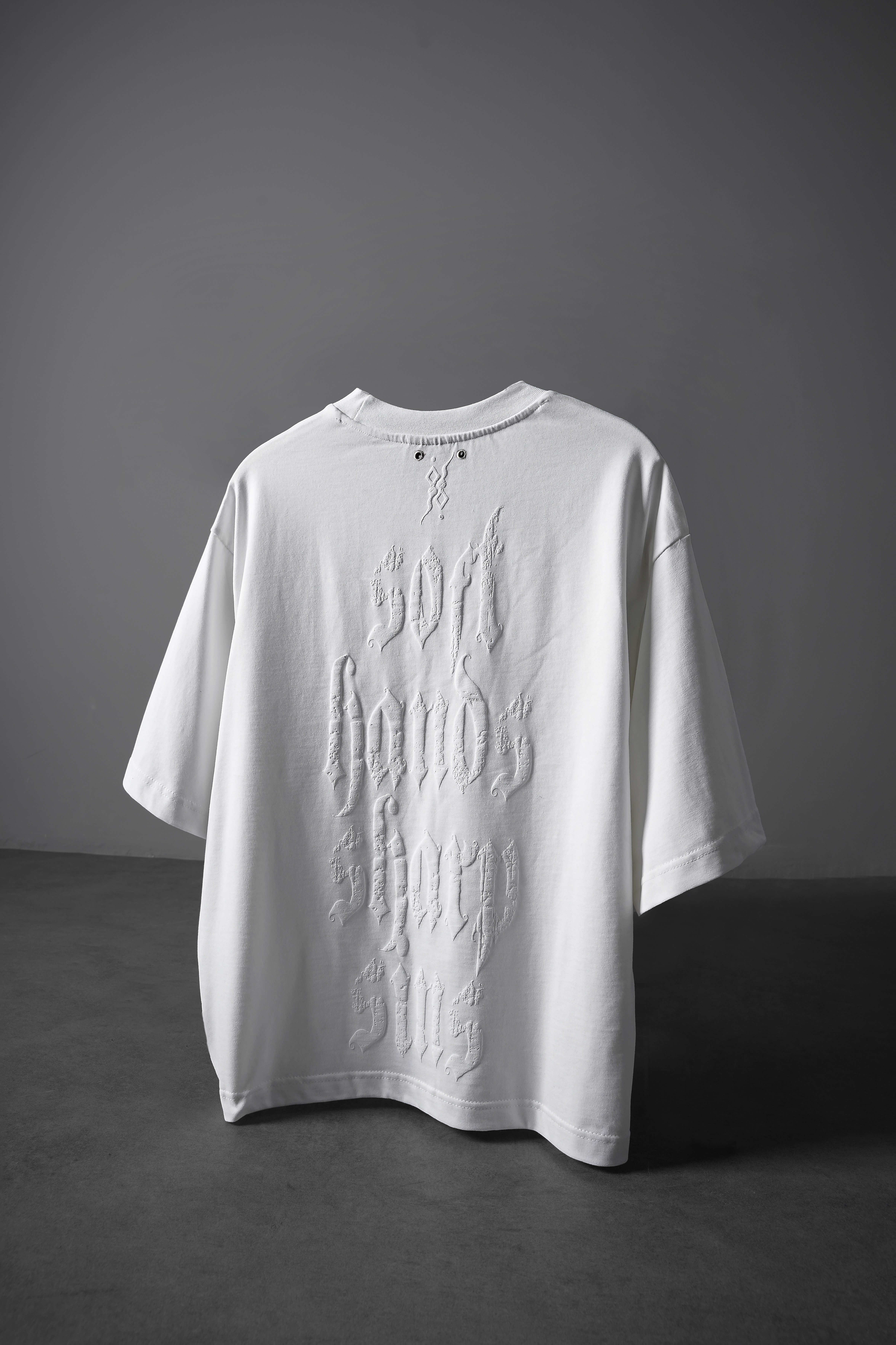 Erkek Beyaz Sharp Sin Kabartma Baskılı Box Fit Tshirt