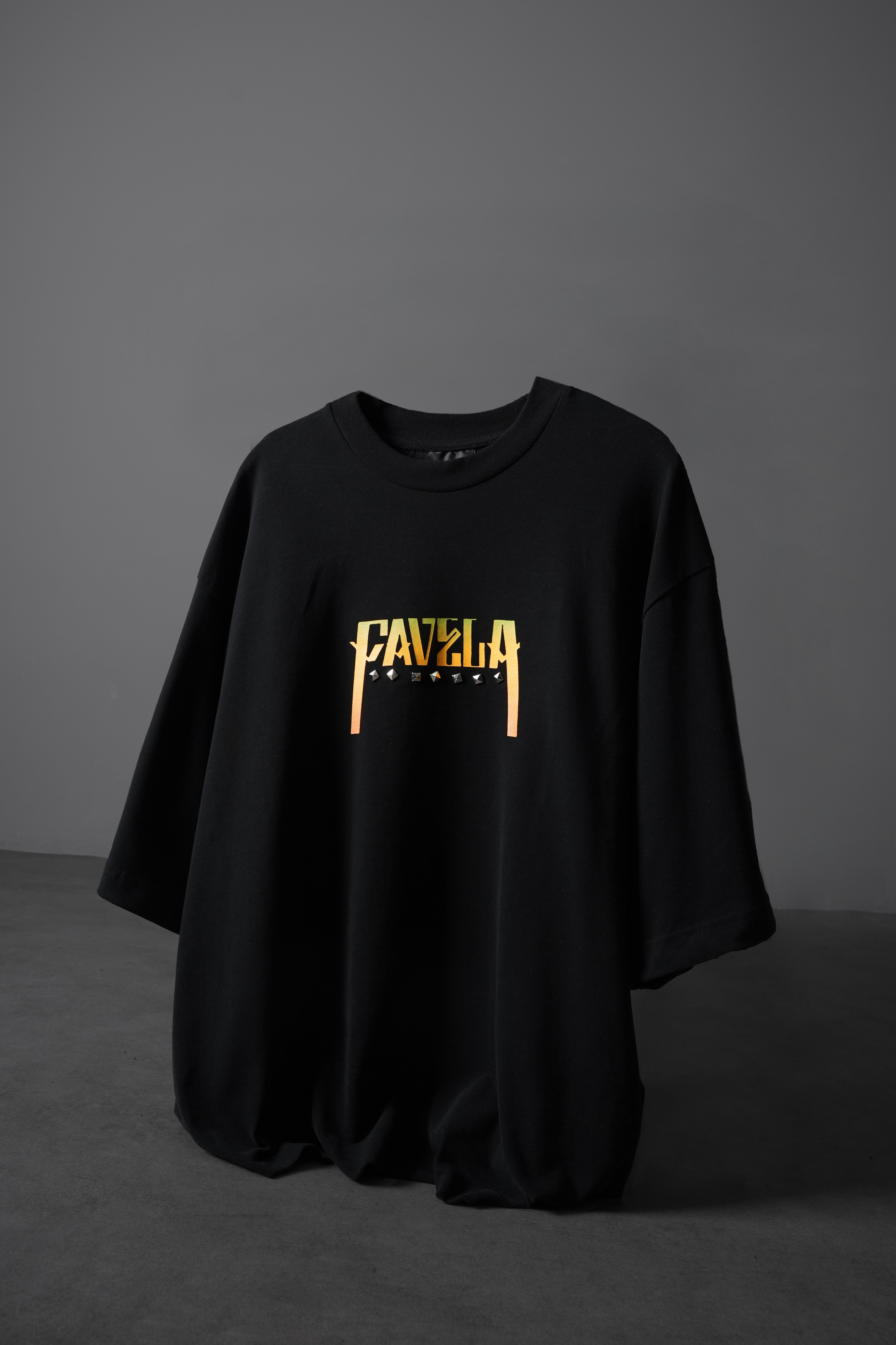 Erkek Siyah Favela Baskılı Zımbalı Box Fit Tshirt