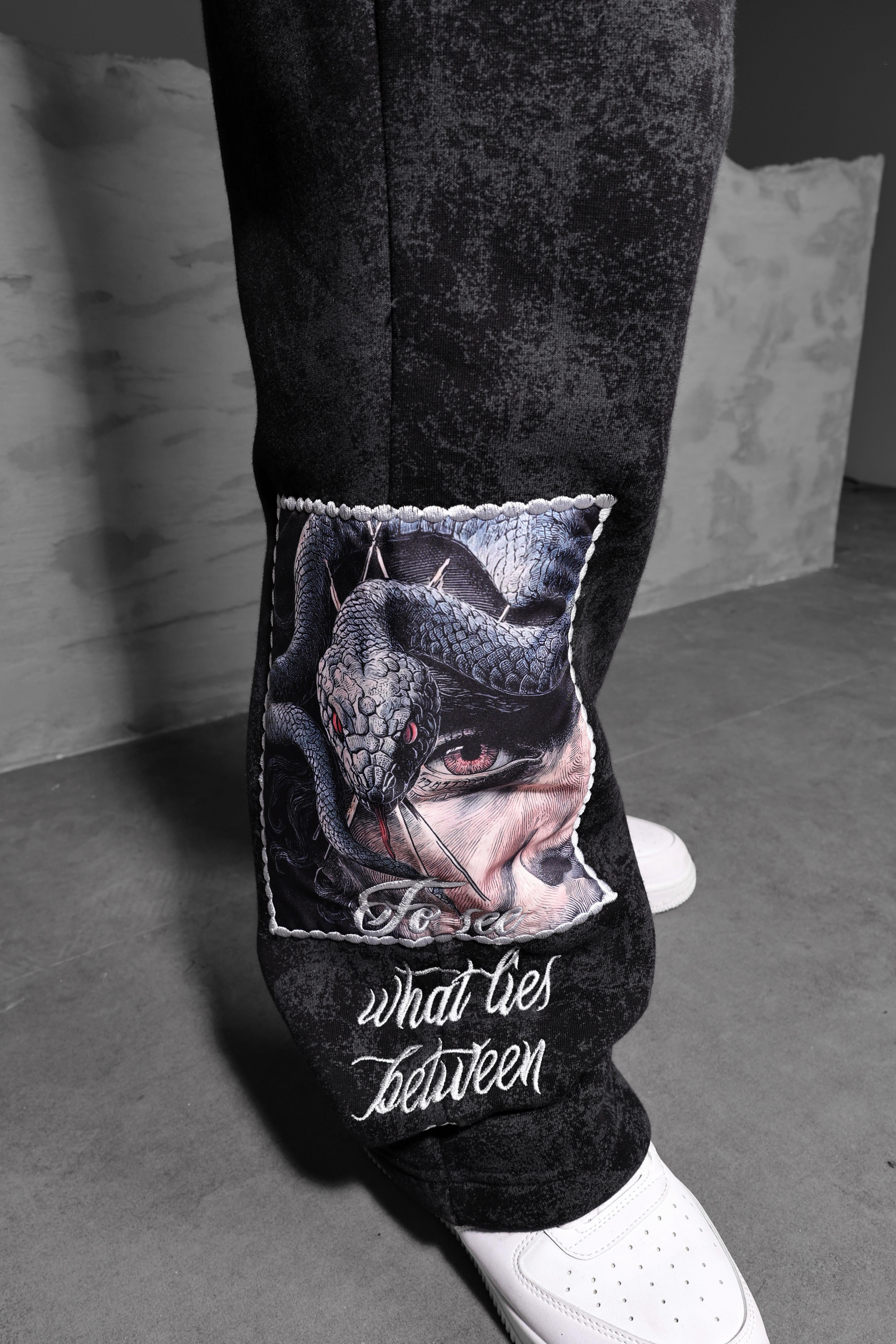 Erkek Siyah İllusion Nakışlı Patchli Yıkamalı Baggy Eşofman