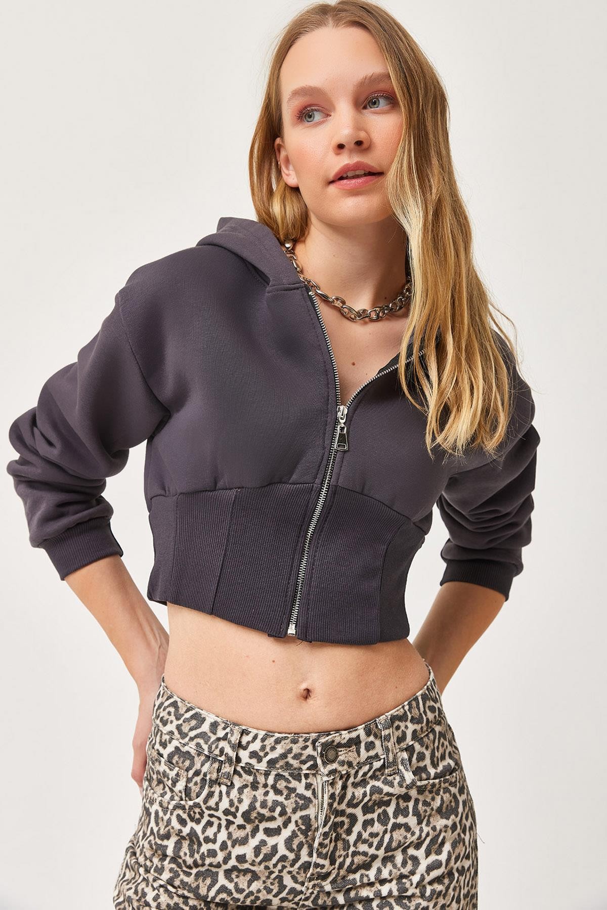 Bel Detaylı Fermuarlı Crop Sweatshirt Füme