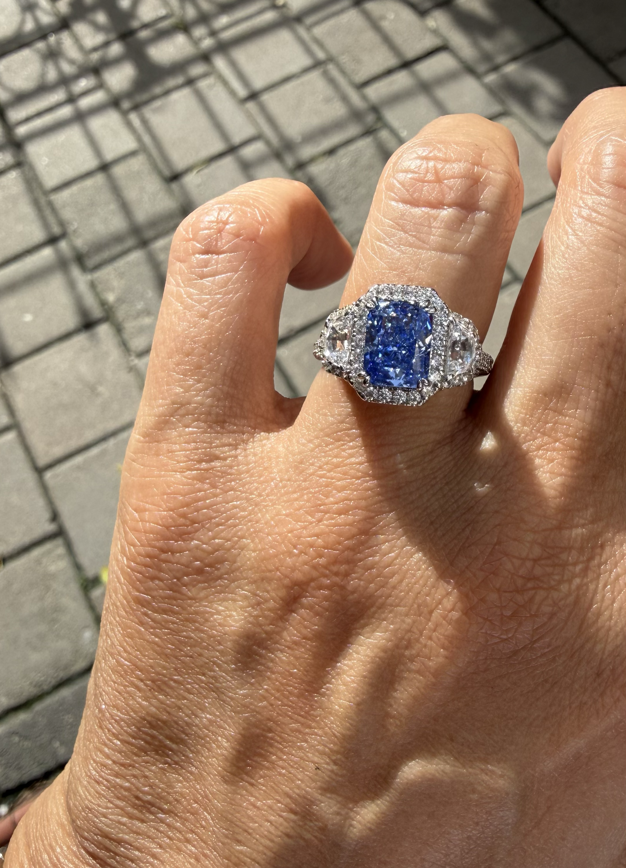 SAPPHIRE EYE