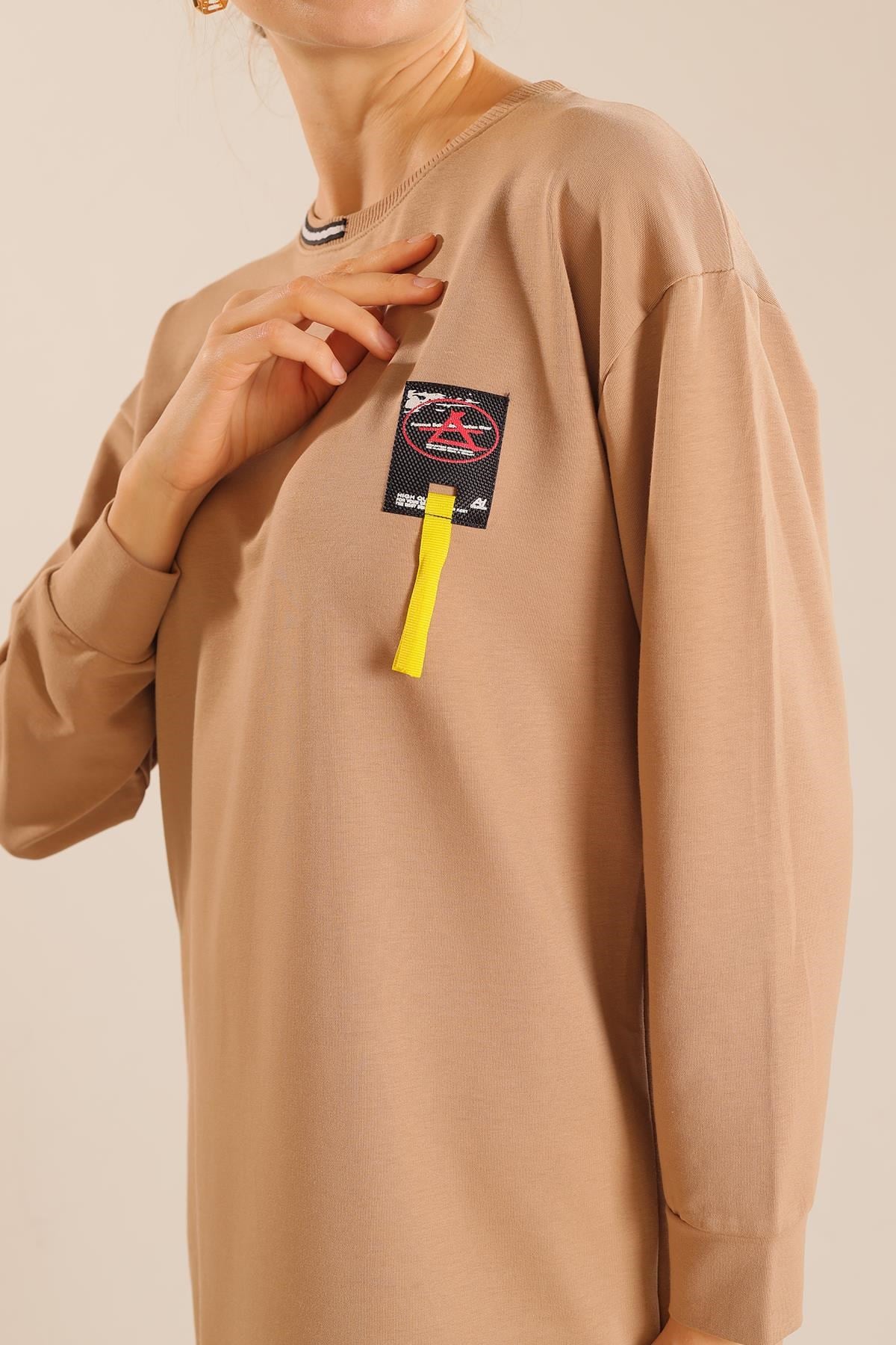 Bej Yaka Şerit Arma Detay Sweat 2684