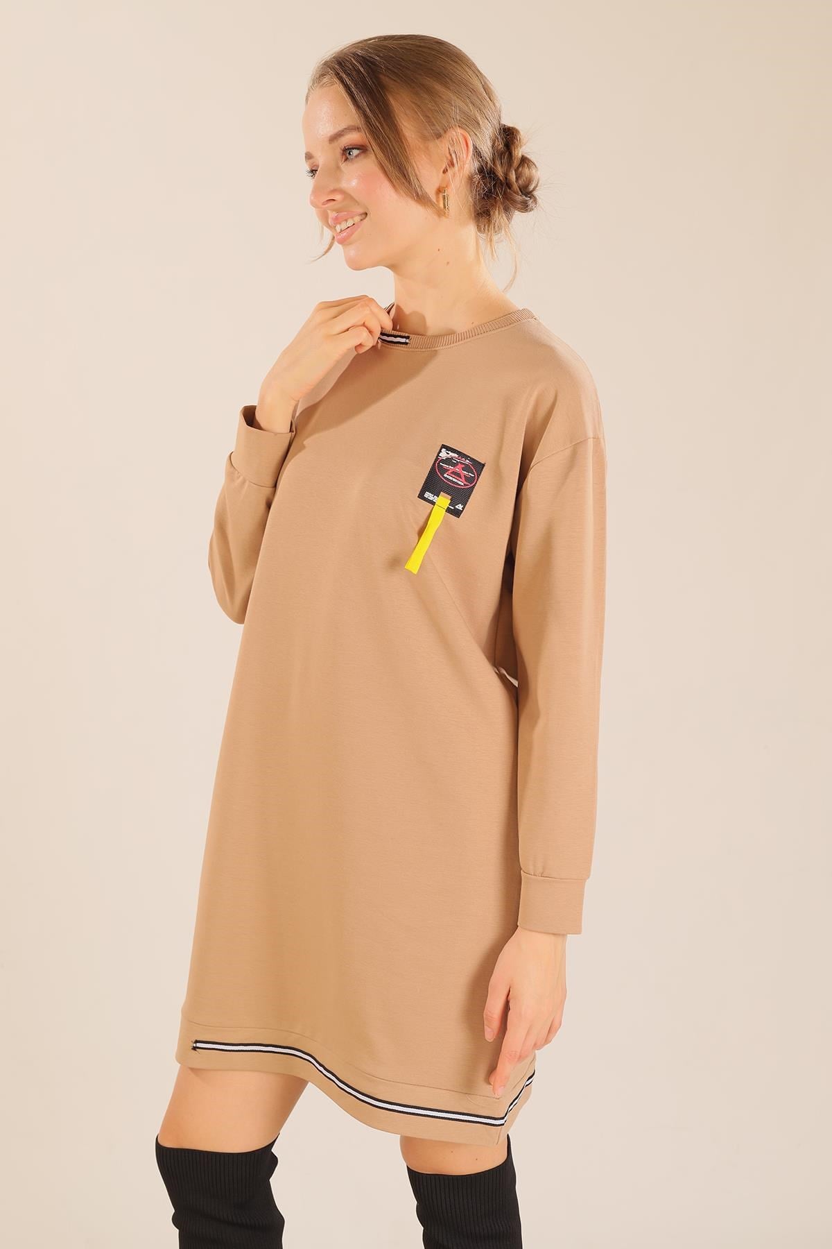 Bej Yaka Şerit Arma Detay Sweat 2684