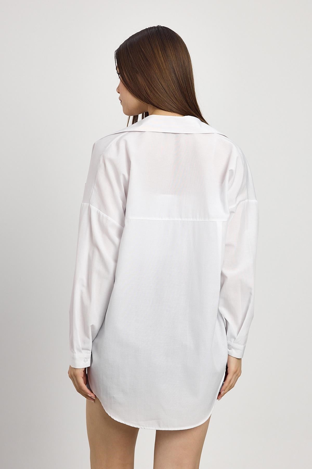 Beyaz Çift Cepli Oversize Uzun Basic Gömlek TCR 6256A