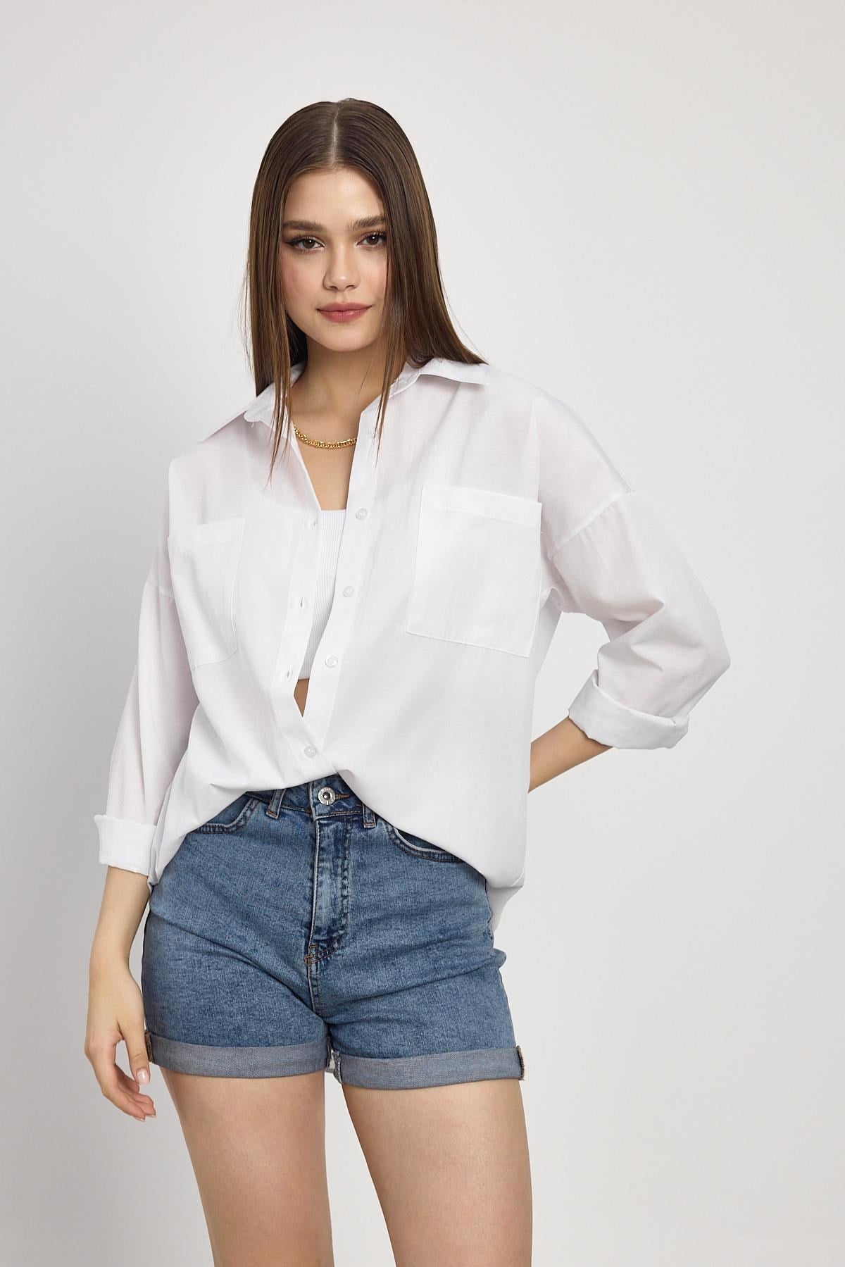 Beyaz Çift Cepli Oversize Uzun Basic Gömlek TCR 6256A