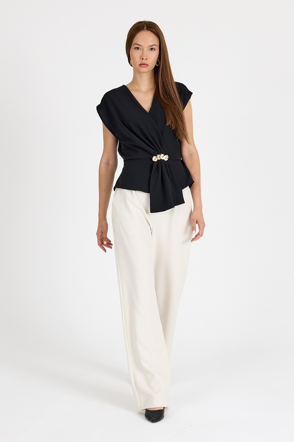 Siyah Aksesuar Detaylı V Yaka Drape Bluz 251178