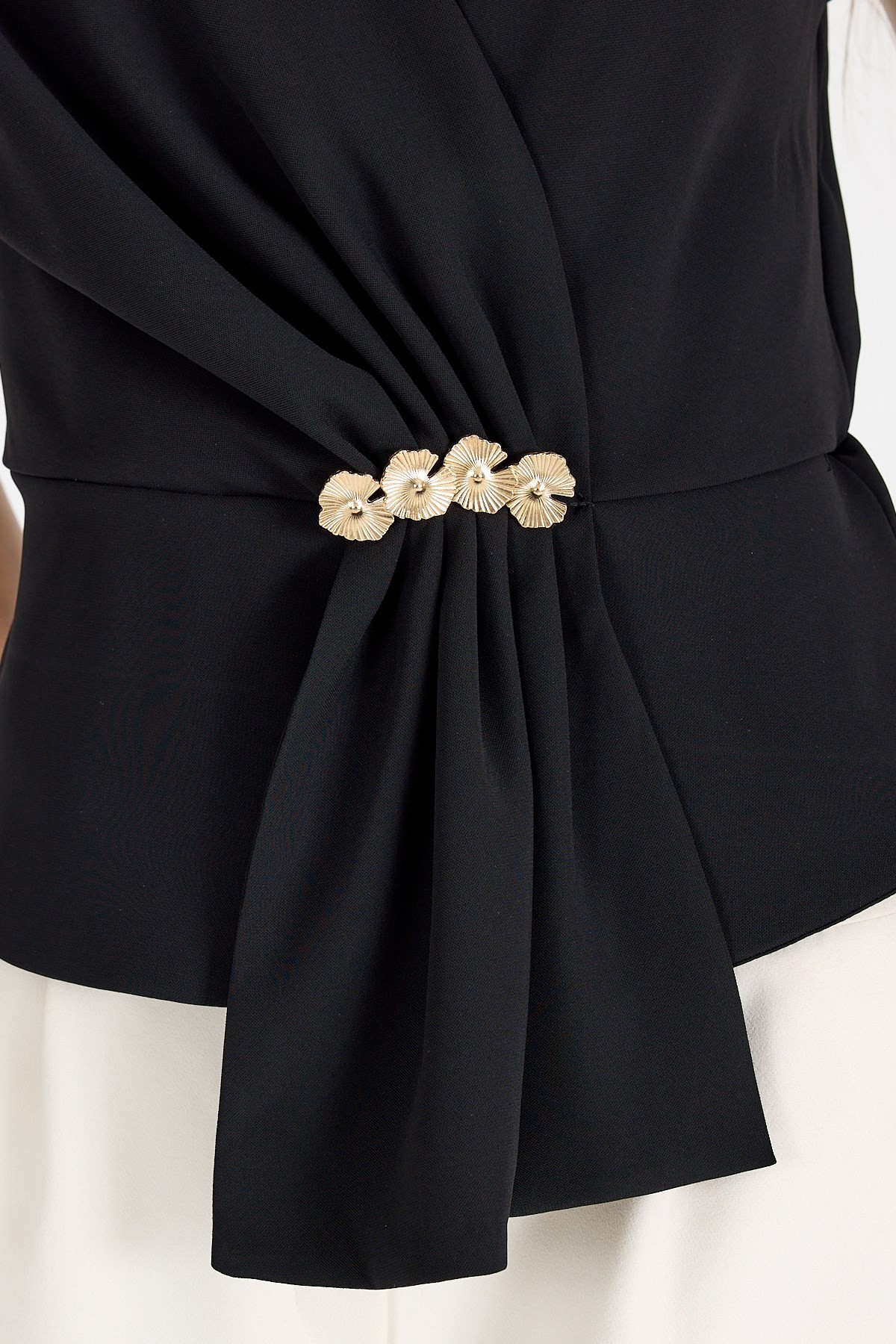 Siyah Aksesuar Detaylı V Yaka Drape Bluz 251178