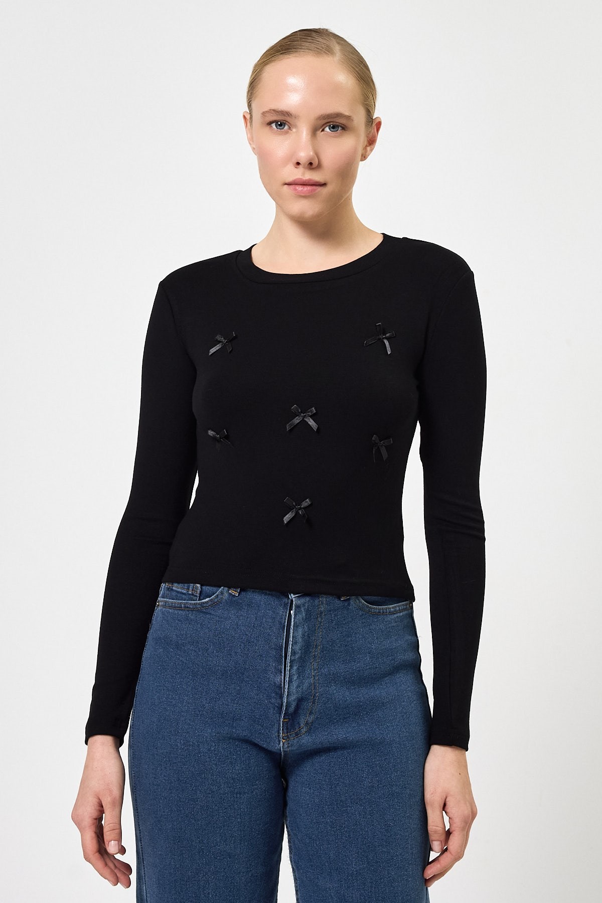 Siyah Bisiklet Yaka Kurdele Aplike Detaylı Kadın Crop Body 8264A