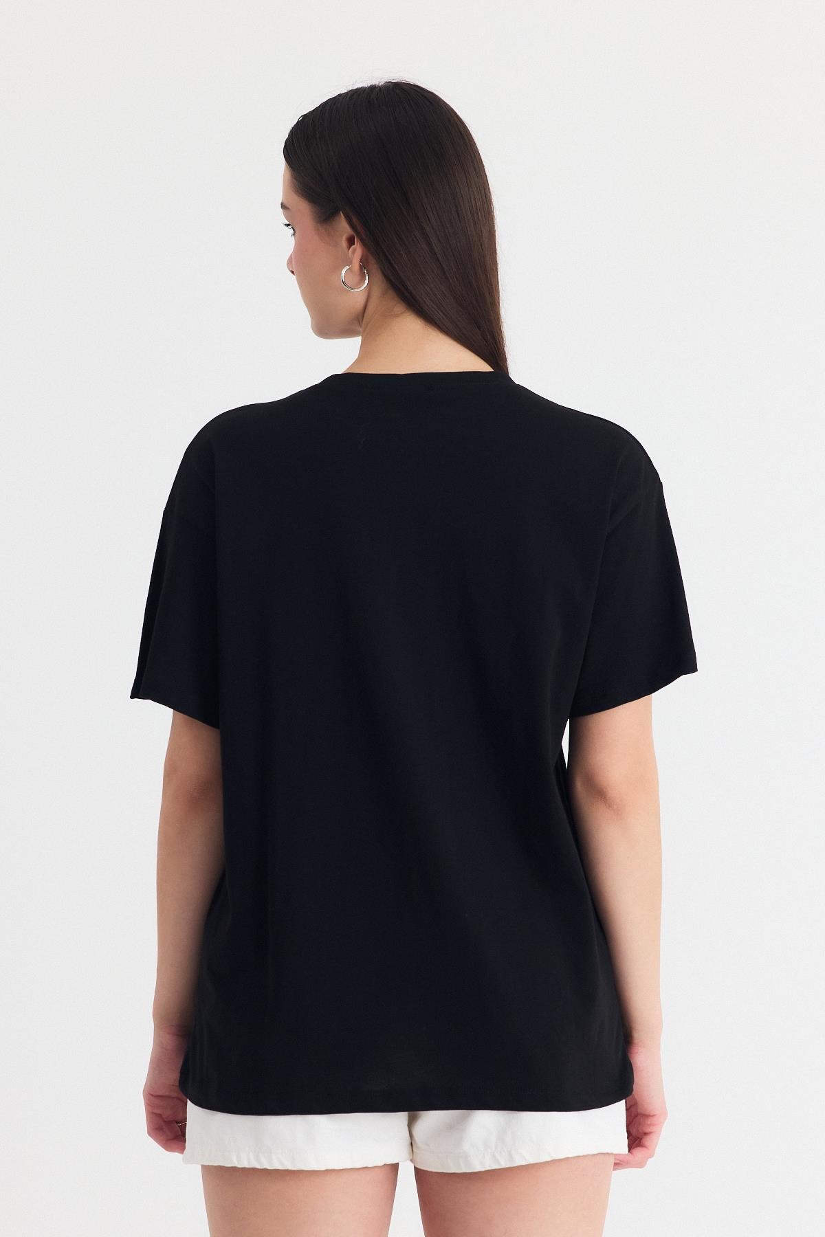 Siyah Kalp Nakışlı Detay Oversize Tişört 2150-11