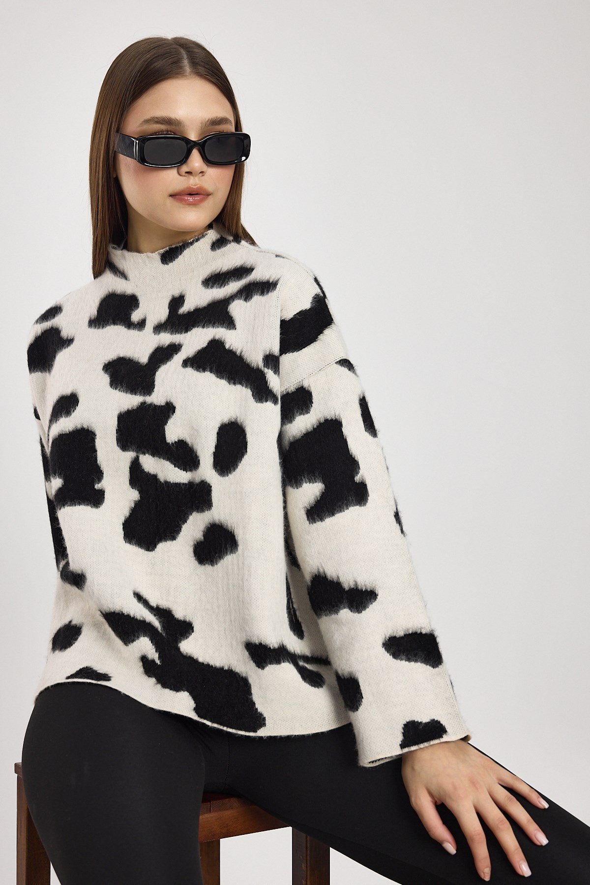 Siyah-Krem Şardonlu Dik Yaka Leopar Kazak 24371