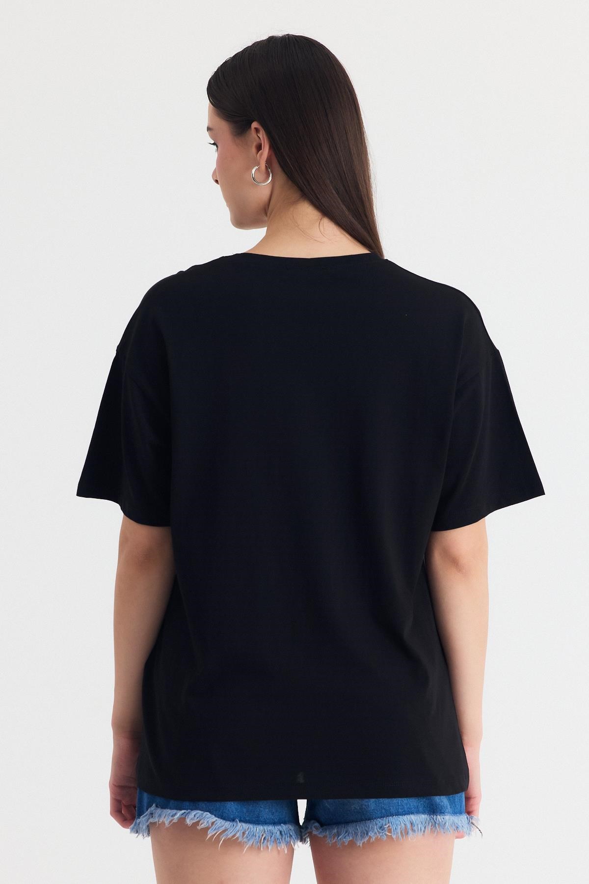 Siyah Nakış Detaylı Oversize Tişört 2150-16