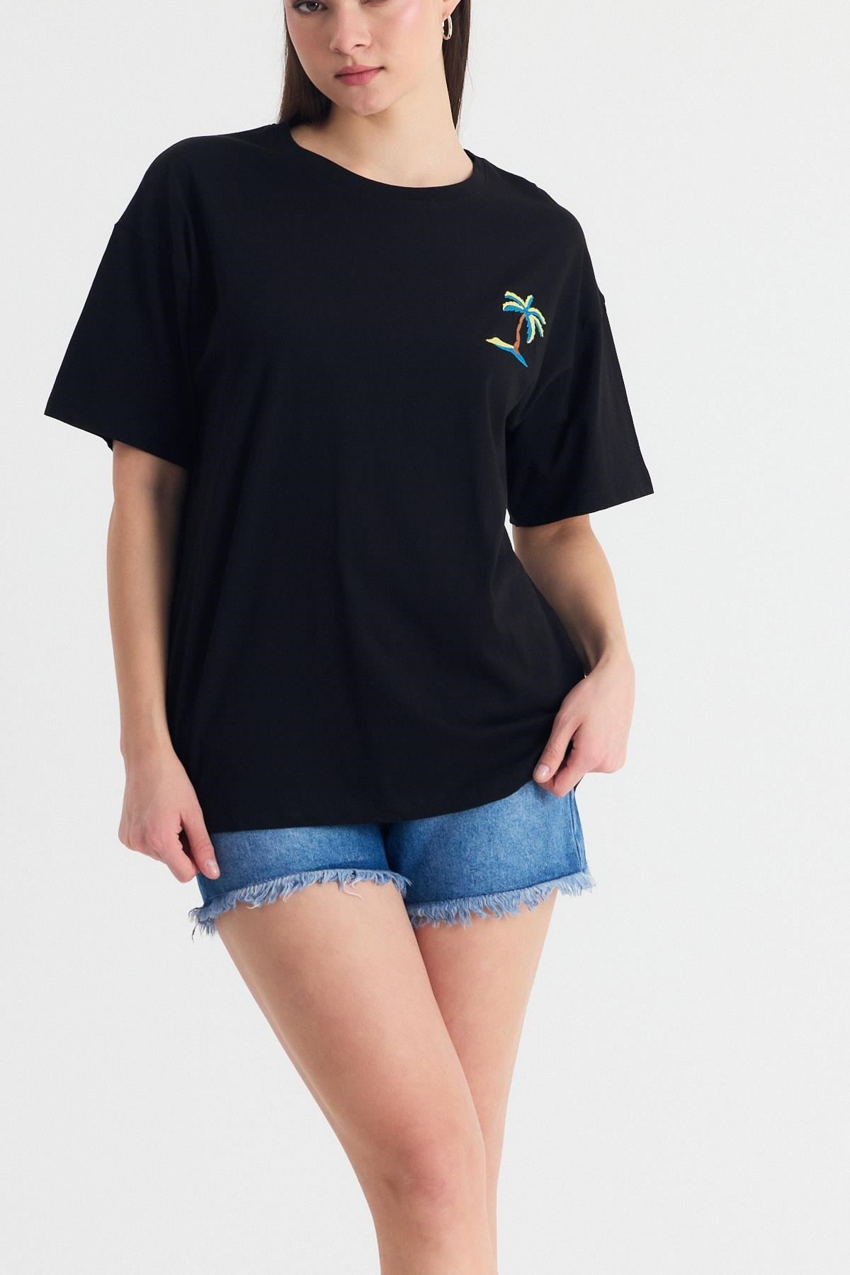 Siyah Nakış Detaylı Oversize Tişört 2150-16