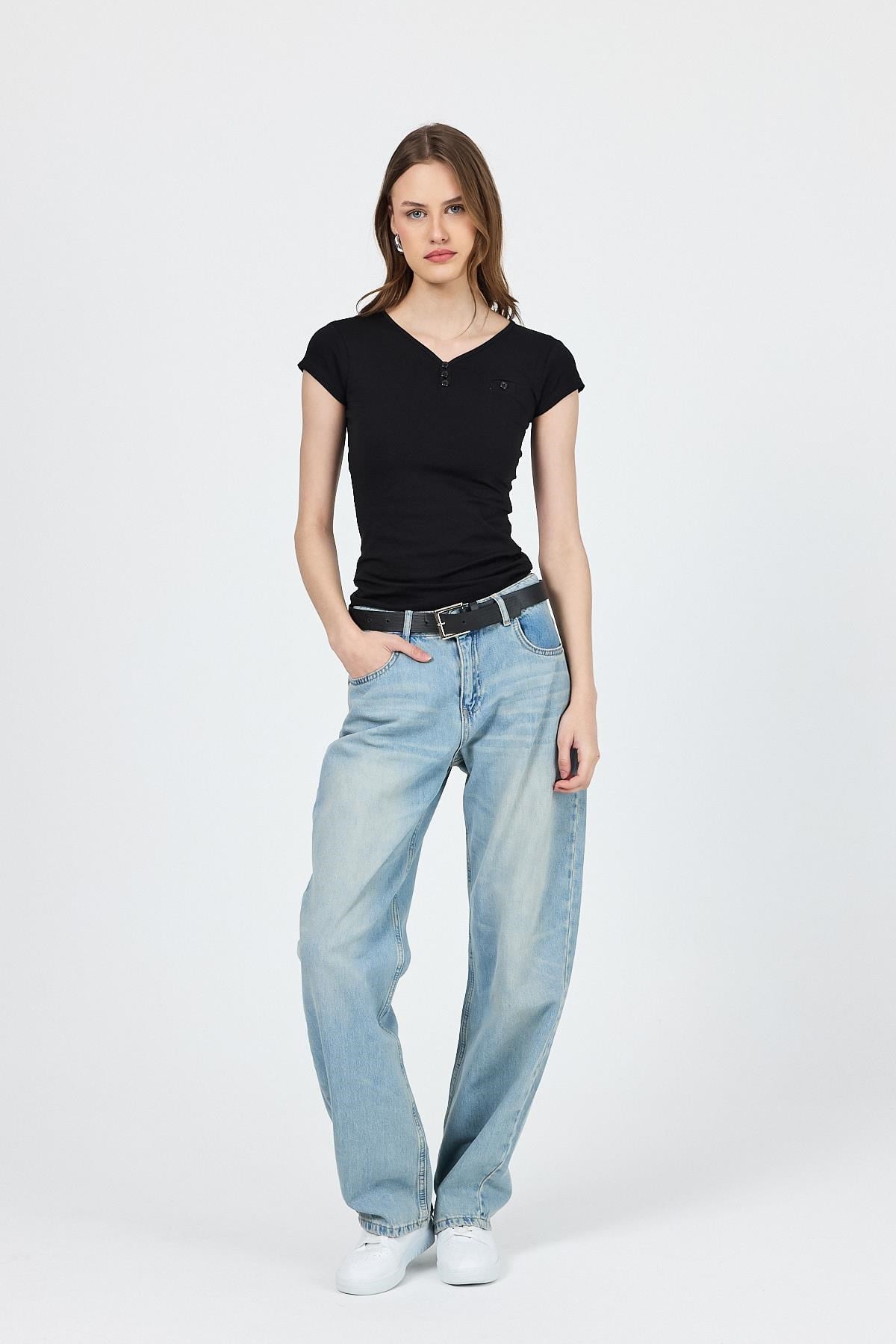 Siyah V Yaka Düğmeli Cep Detaylı Slim Fit Tişört 2213