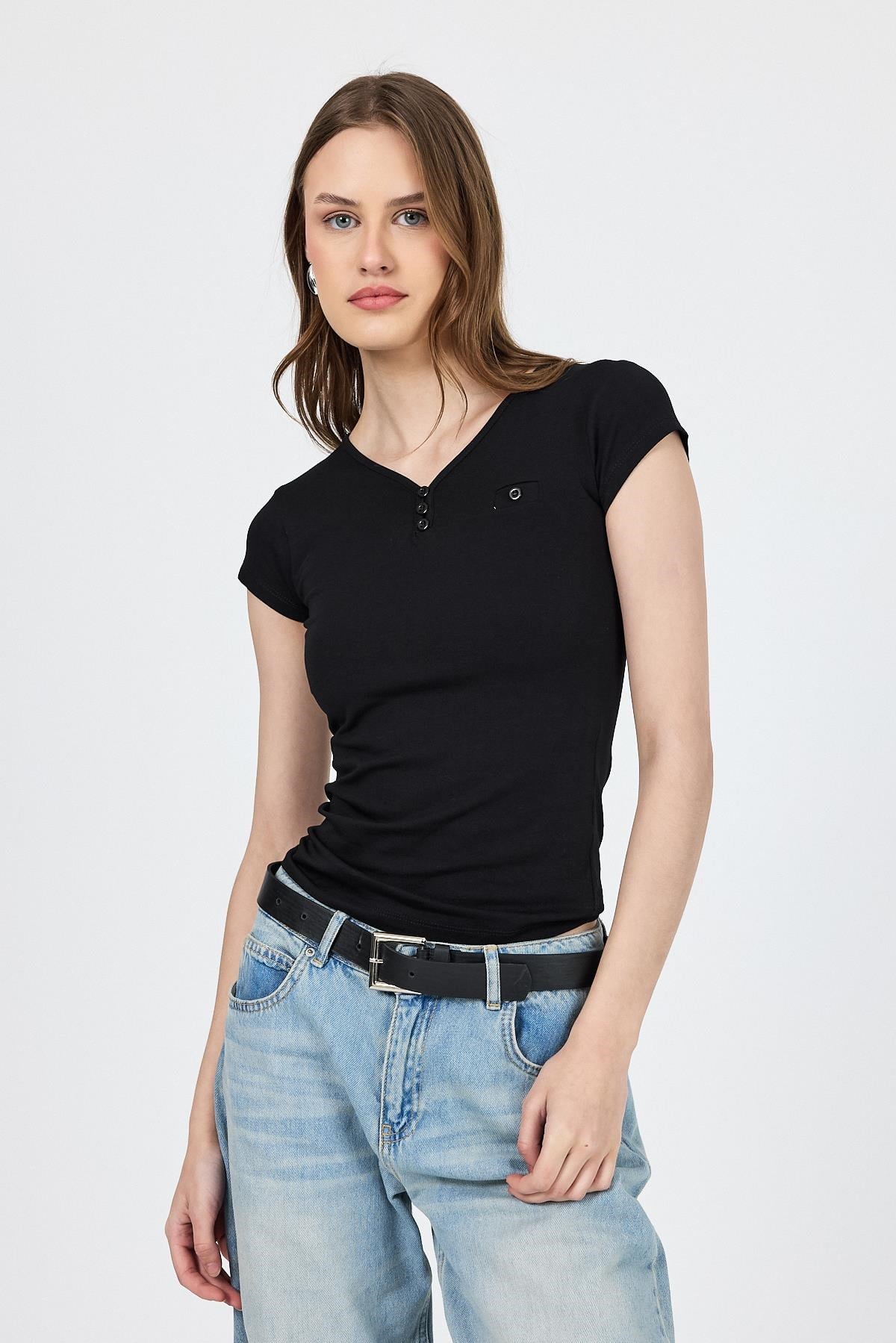 Siyah V Yaka Düğmeli Cep Detaylı Slim Fit Tişört 2213