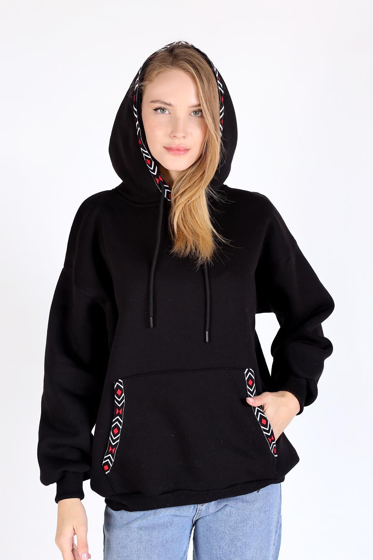 Siyah Yaka Cep Nakışlı Kapüşonlu Sweat 9141M