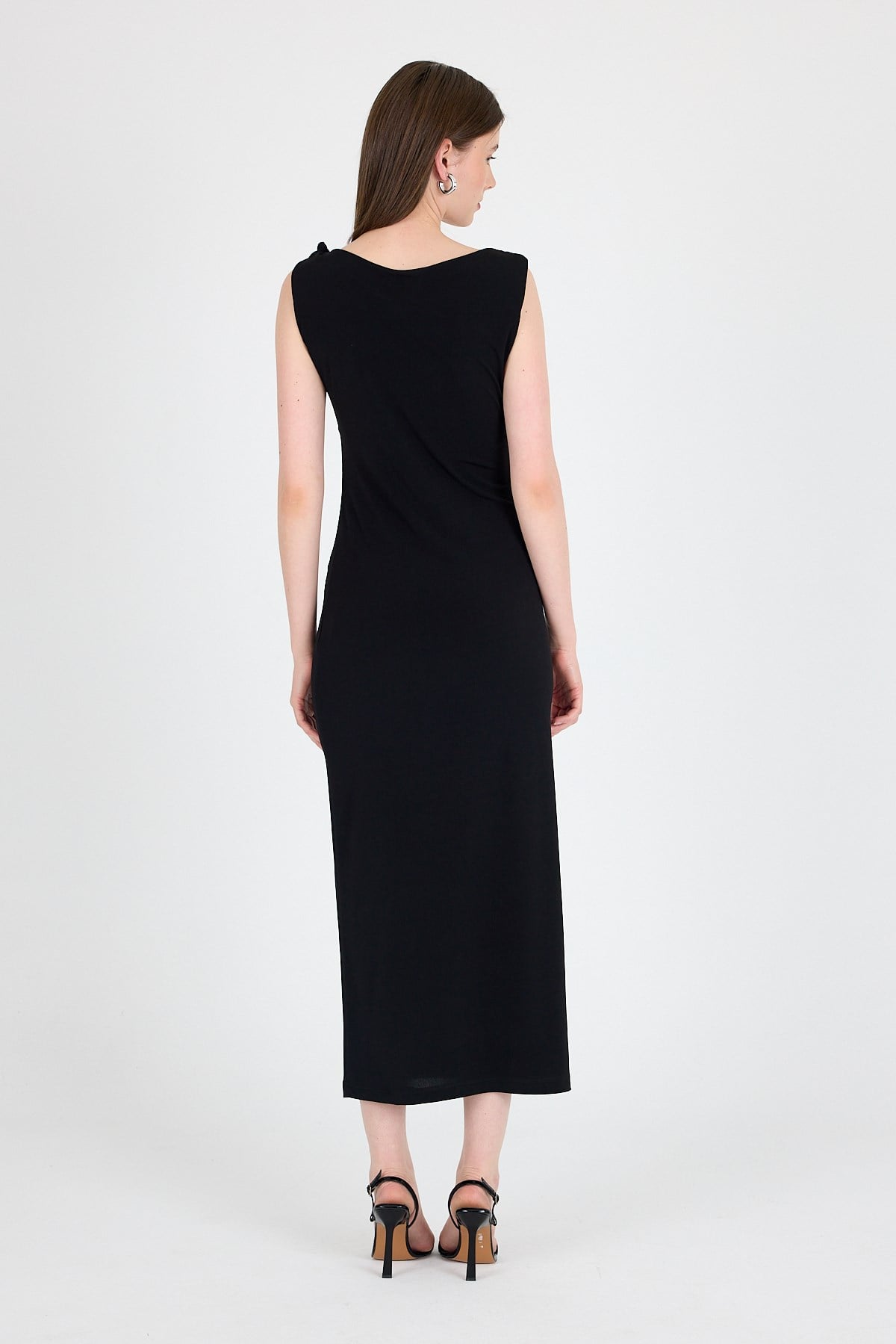 Siyah Yırtmaç Detaylı Drape Askılı Midi Elbise 241733
