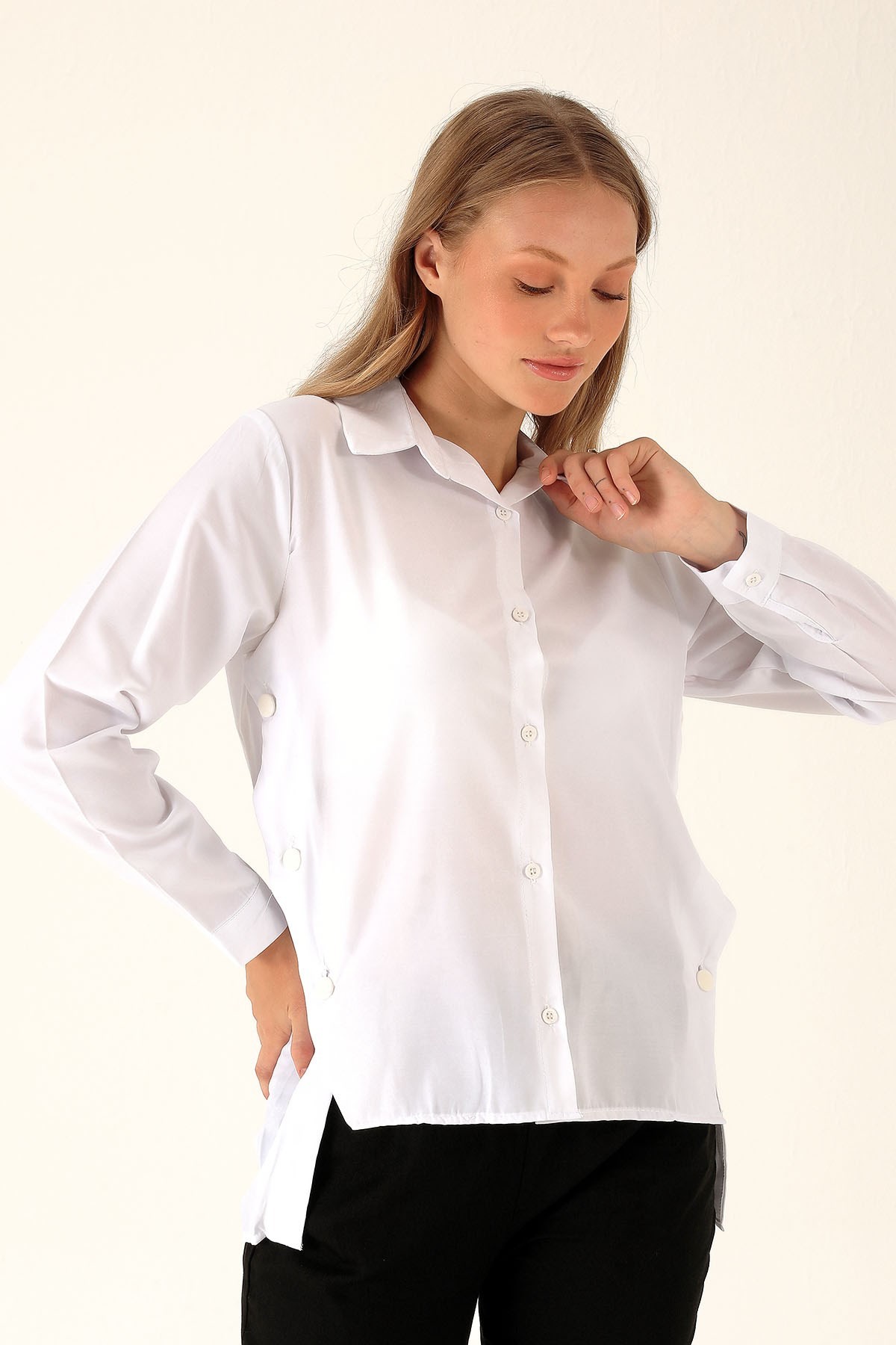 Yandan Çıtçıtlı Düğmeli Bayan Gömlek - 6508A Beyaz