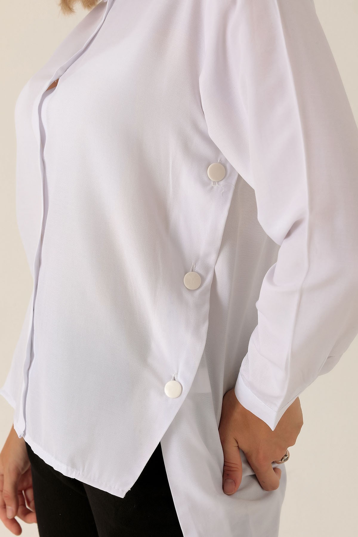 Yandan Çıtçıtlı Düğmeli Bayan Gömlek - 6508A Beyaz