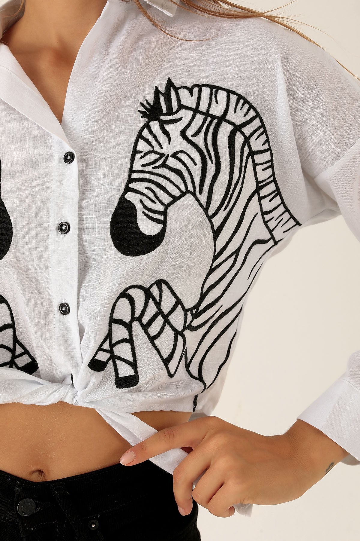 Zebra Nakış Ön Bağlamalı Bayan Gömlek - 4138 Beyaz