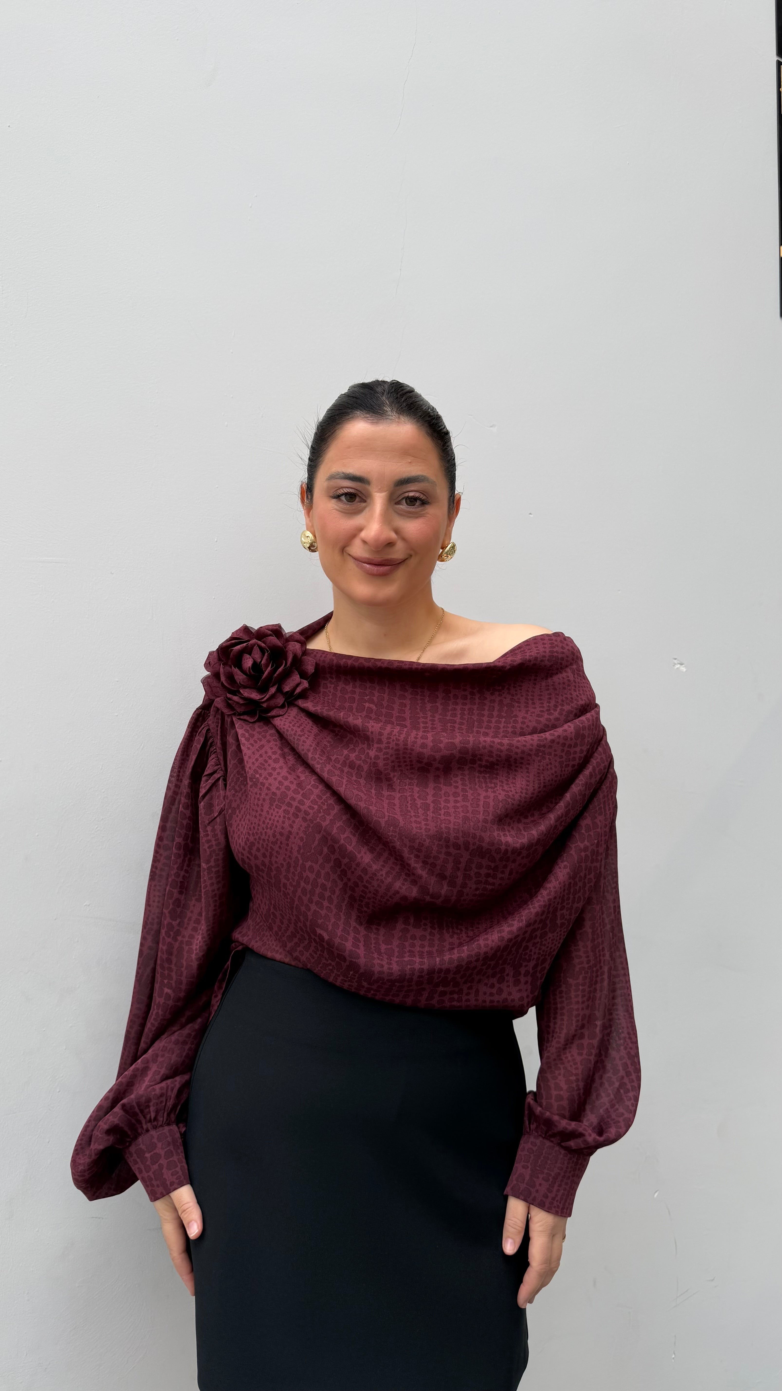 Kayık Yaka Gül Detaylı Bluz