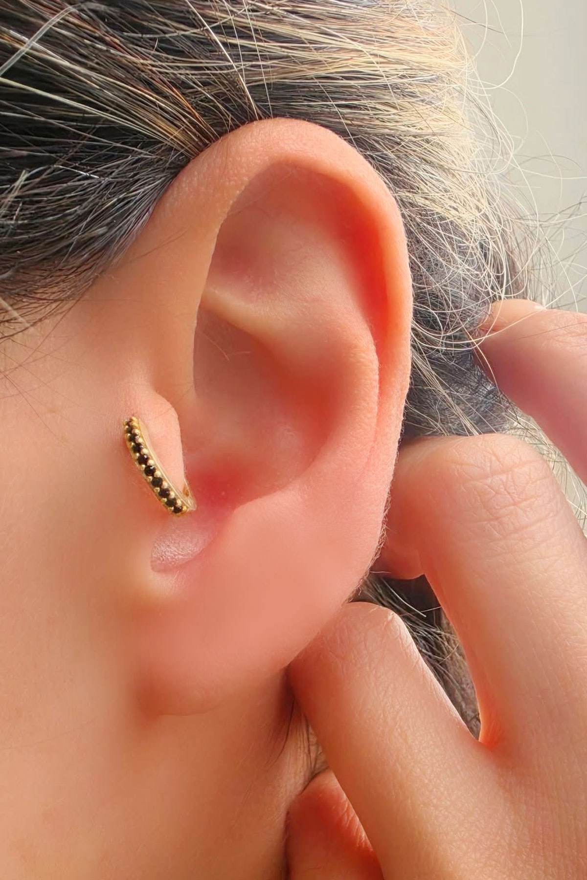 925ayar Gümüş Üzerine Altın Kaplama oniks Taşlı Tragus Kıkırdak Helix Minimal Tek Halka Küpe