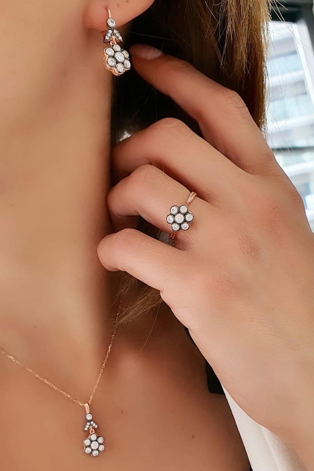 Elmas İşçiliği Zirkon 925ayar Gümüş Üzerine Rose Altın Kaplama  Gül Set Takım