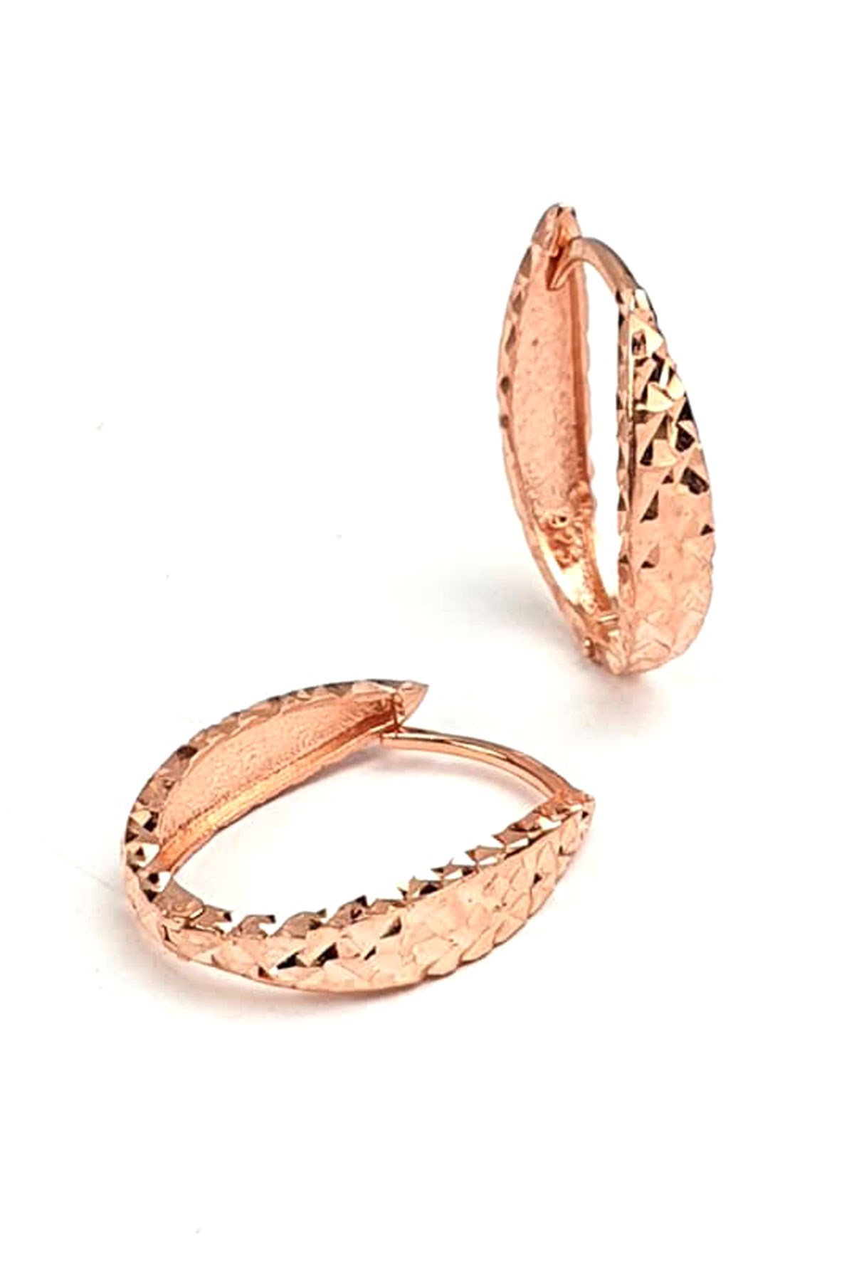 Kendinden ışıltılı lazer kesim gümüş üzerine rose altın kaplama oval halka cift küpe çap 1.9 cm 