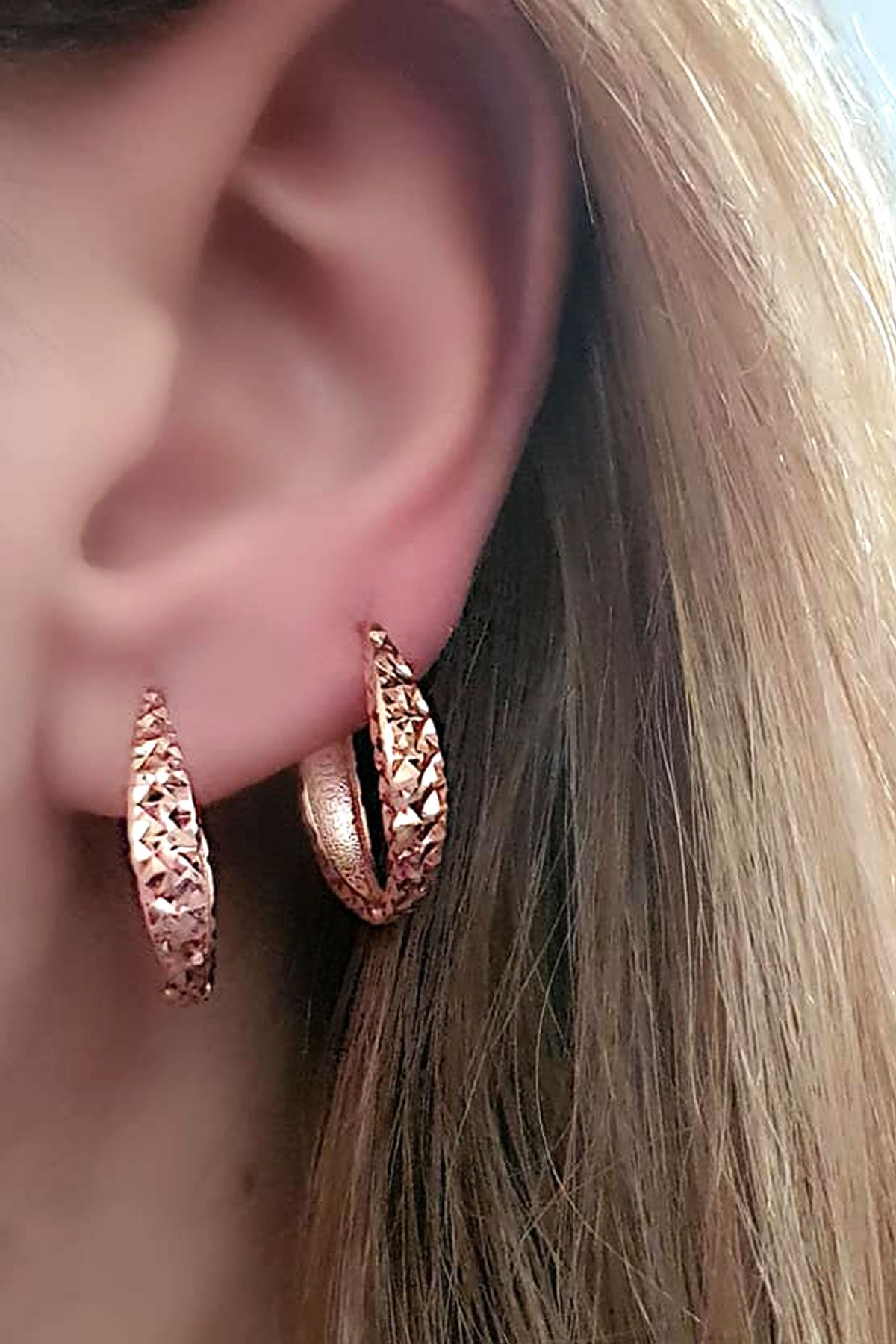 Kendinden ışıltılı lazer kesim gümüş üzerine rose altın kaplama oval halka cift küpe çap 1.9 cm 