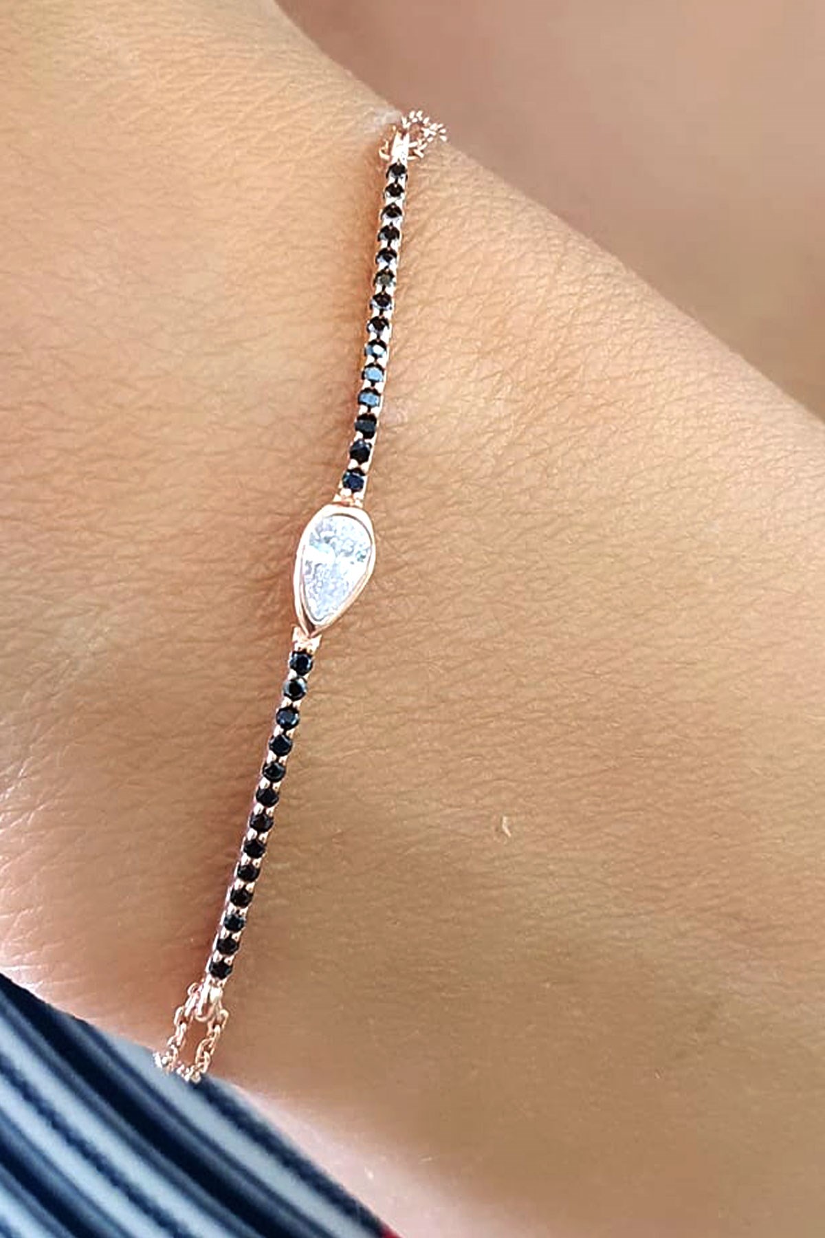 Oniks Taşlı Zirkon Taş Detaylı 925ayar Gümüş Rose Trend Bileklik 