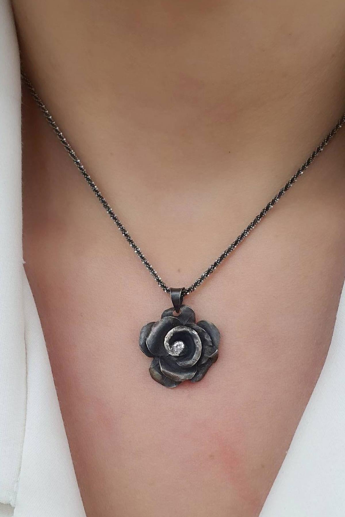 Osevia siyah rodajlı 925ayar gümüş tasarım siyah rodajli gül kolye