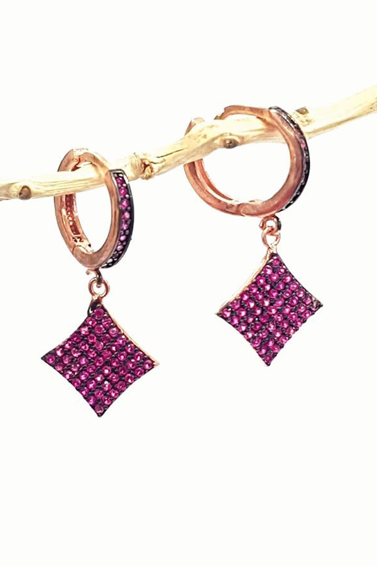 Pembe zirkon taşlı gümüş sallantılı küpe