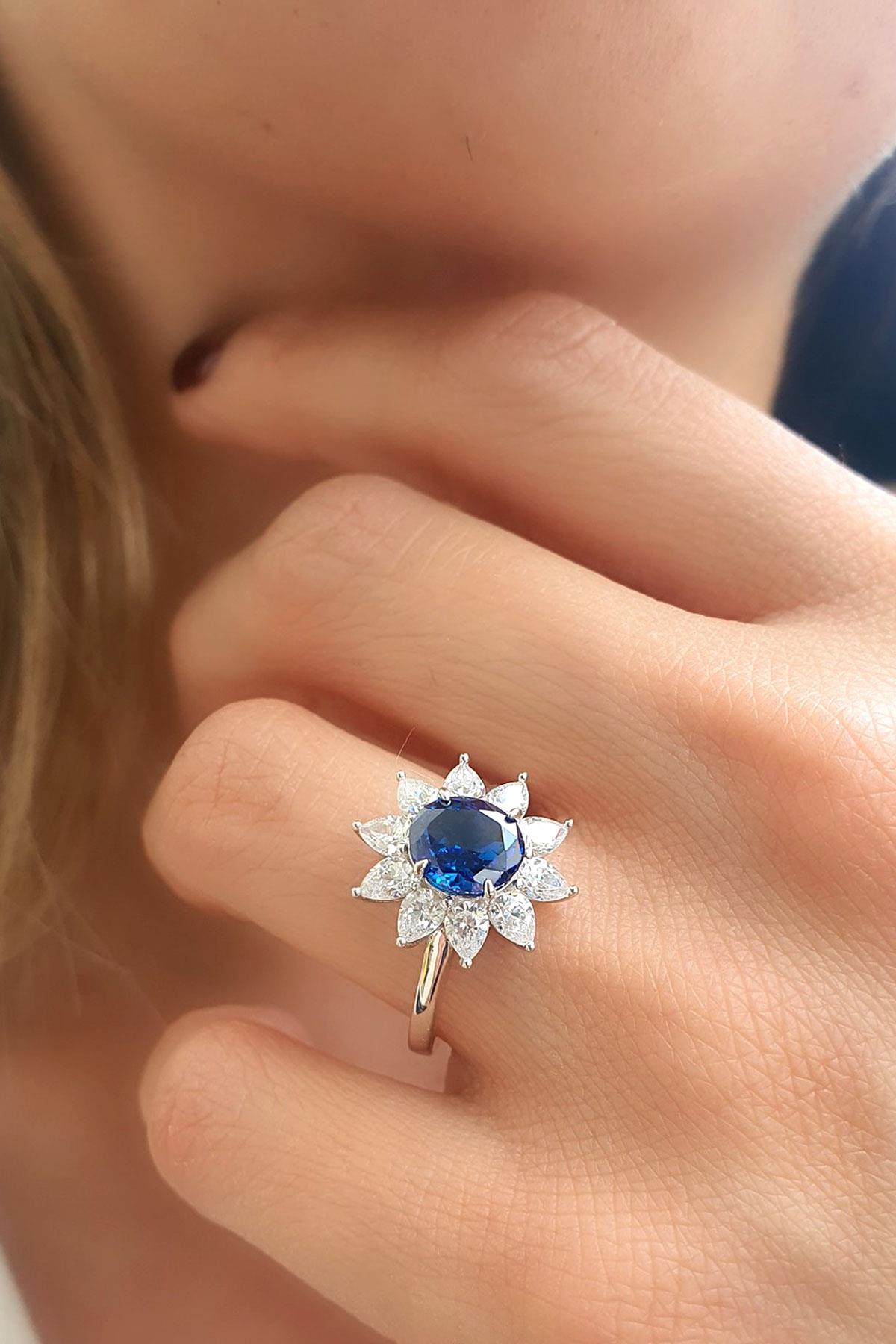 Sky Diamond Blue Safir Taşlı 925ayar Gümüş Üzerine Beyaz Altın Kaplama Şık Yüzük 
