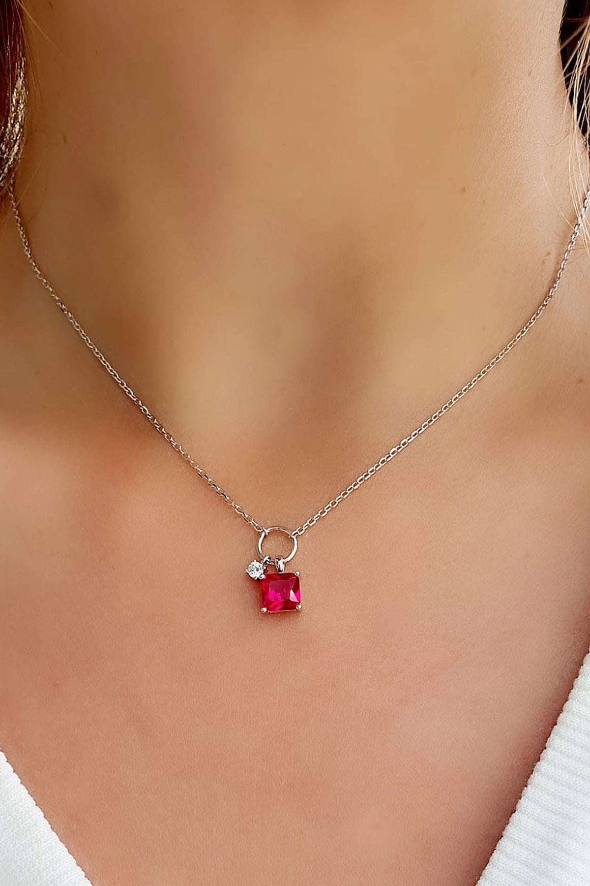 Sky Diamond Red Creative Rubies 925ayar Gümüş Şık Kare Baget Kolye 
