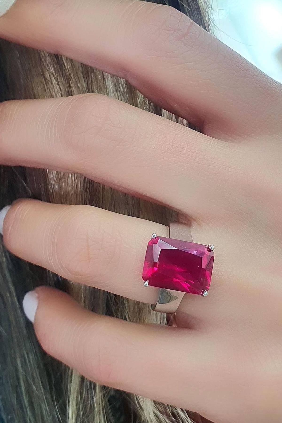 Sky Diamond Red Creative Rubies 925ayar Gümüş üzerine Beyaz Altın Kaplama Baget Tek Taş Yüzük