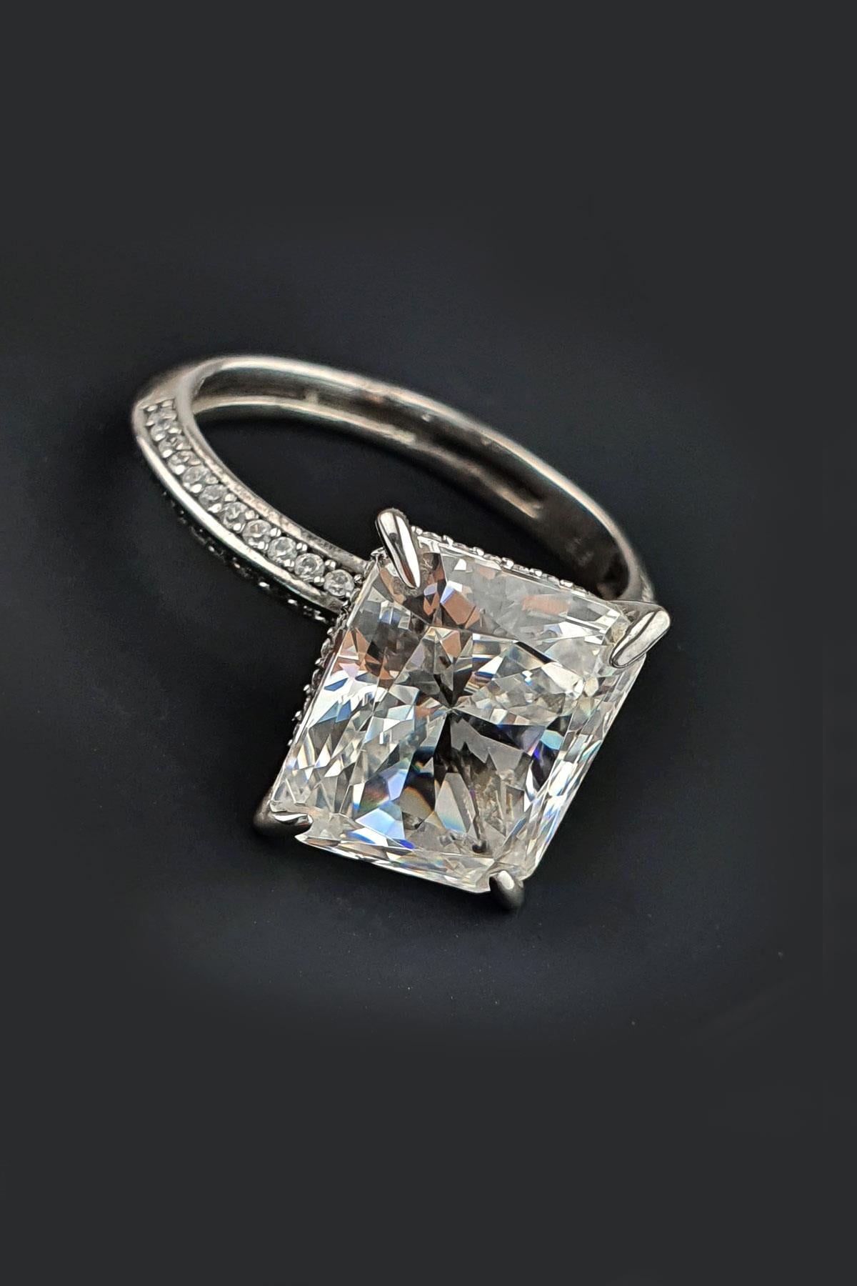 Sky Diamond Taşlı 925ayar Gümüş Üzerine Beyaz Altın Kaplama Baget Tek Taş Yüzük 