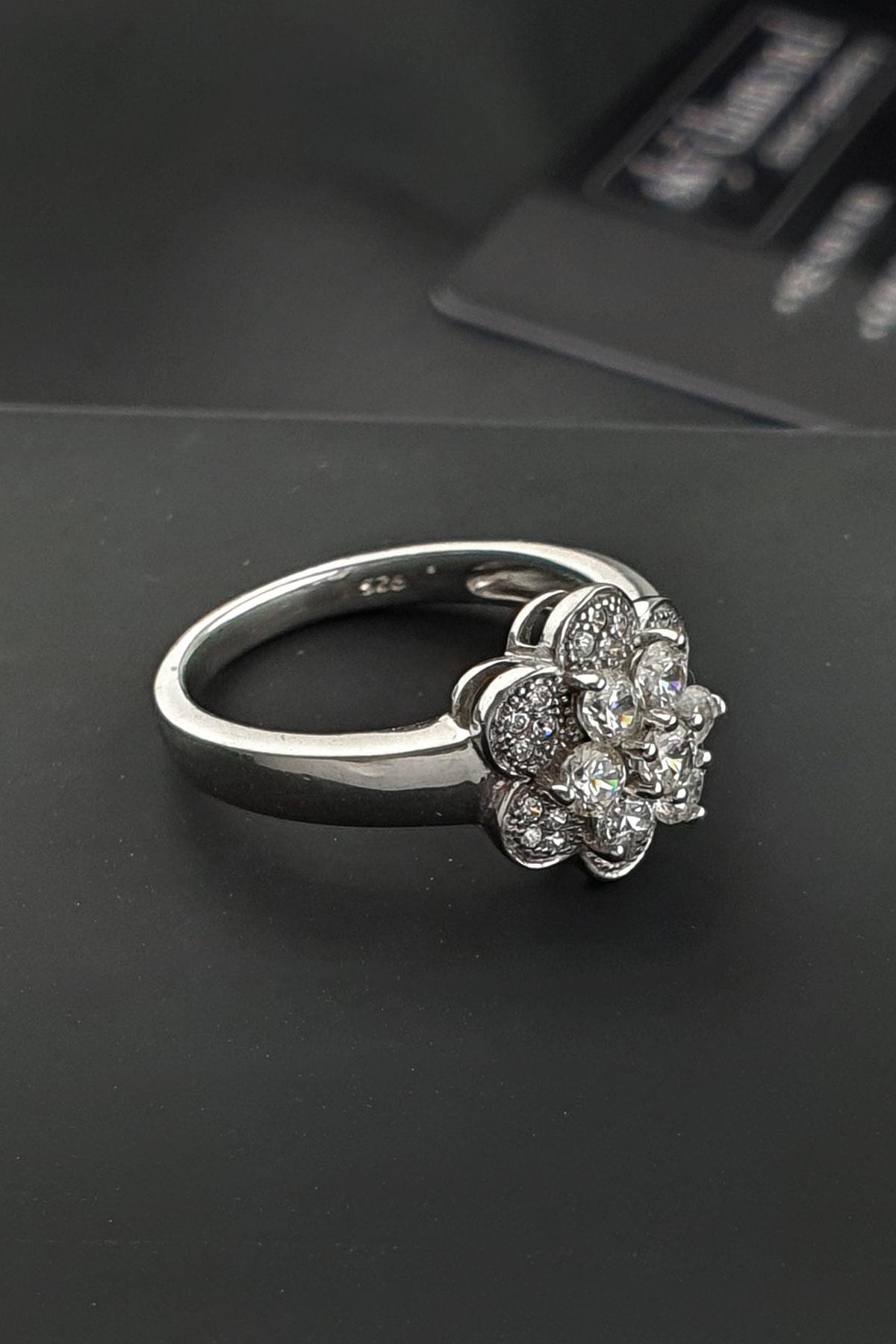 Sky Diamond Taşlı 925ayar Gümüş Üzerine beyaz Altın Kaplama Lotus Yüzük 