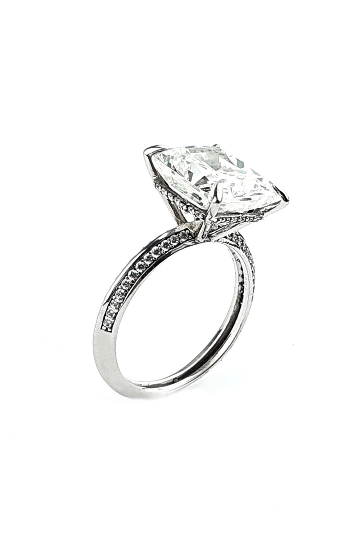Sky Diamond Taşlı 925ayar Gümüş Üzerine Beyaz Altın Kaplama Baget Tek Taş Yüzük 