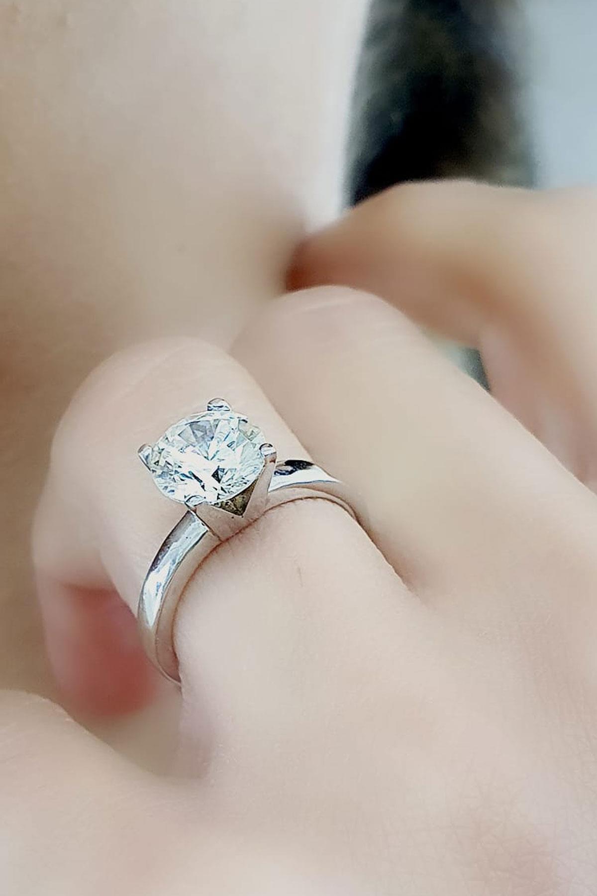 Sky Diamond Taşlı 925ayar Gümüş Üzerine Beyaz Altın Kaplama Tek Taş Yüzük