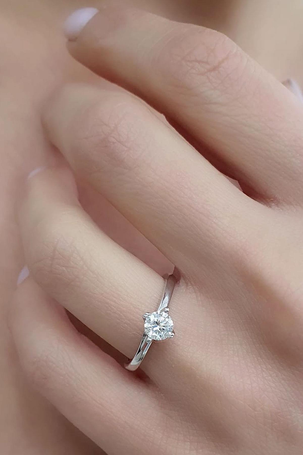 Sky Diamond Taşlı 925ayar Gümüş Üzerine Beyaz Altın Kaplama Tek Taş Burgu Yüzük