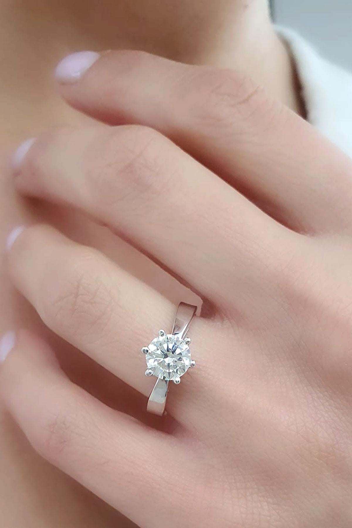 Sky Diamond Taşlı 925ayar Gümüş Üzerine Beyaz Altın Kaplama Tek Taş Yüzük