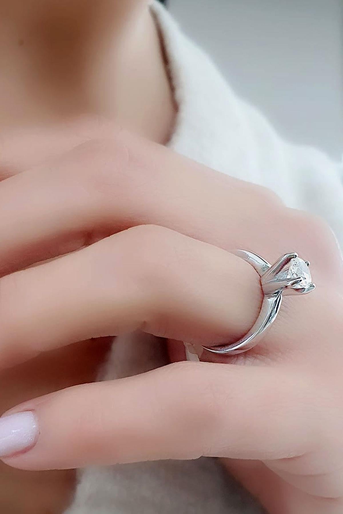 Sky Diamond Taşlı 925ayar Gümüş Üzerine Beyaz Altın Kaplama Tek Taş Lale Yüzük 