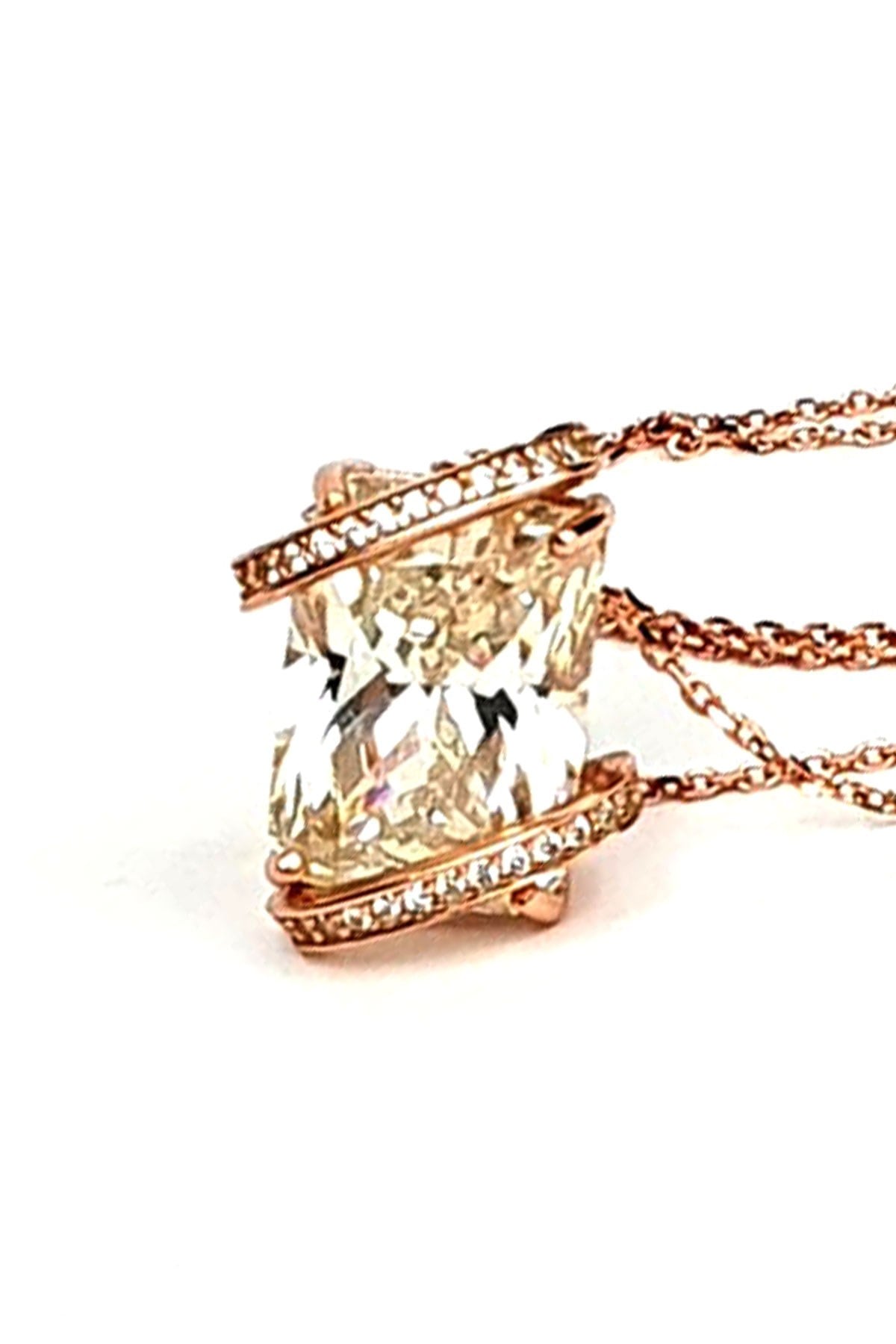 Sky Diamond taşlı gümüş rose kolye 