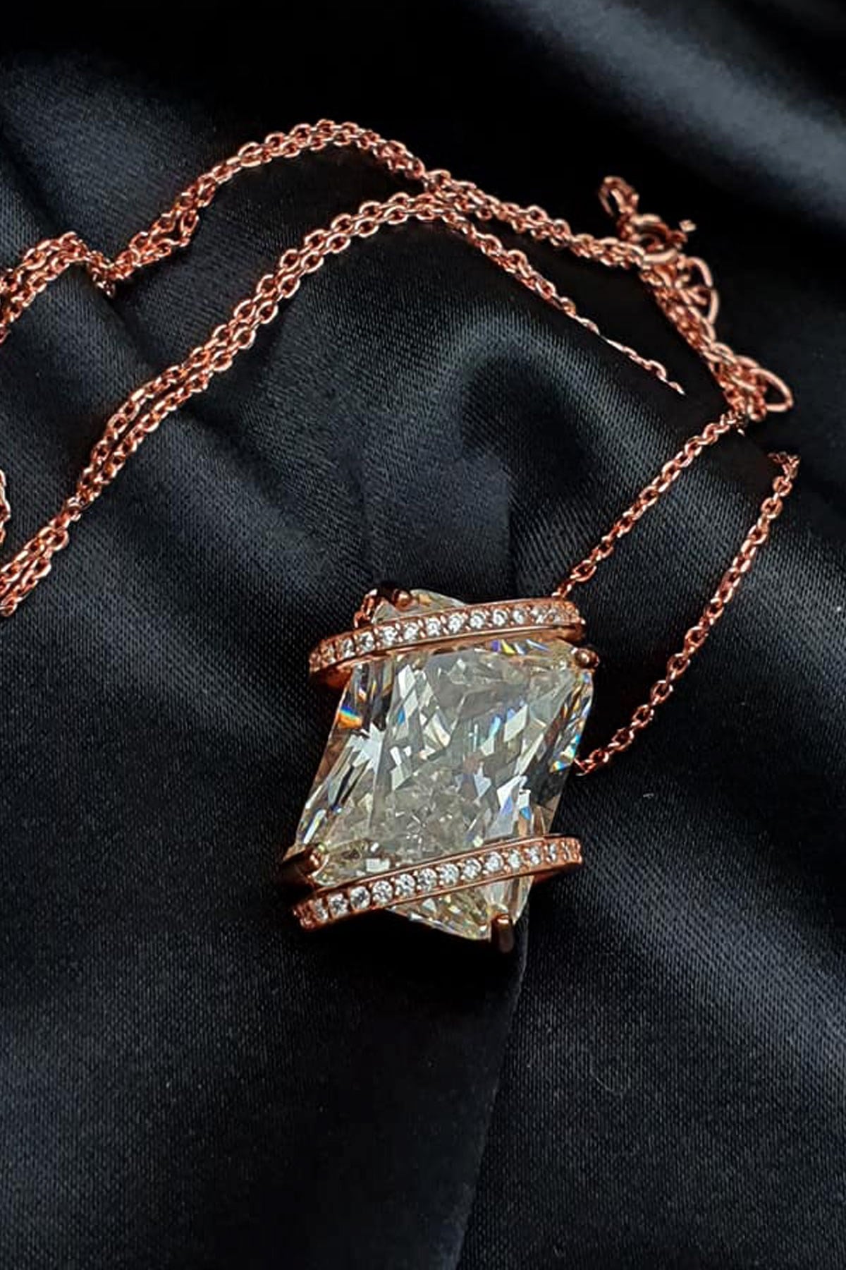 SKY DIAMOND taşlı gümüş rose kolye