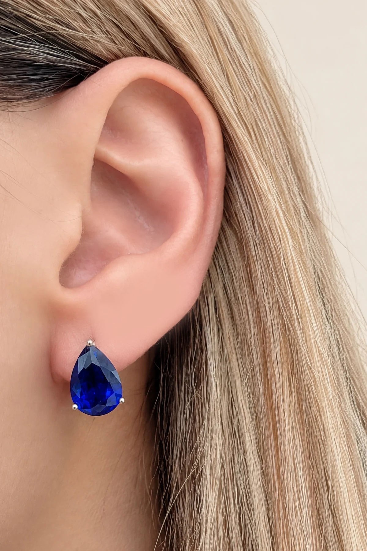 Skydiamond Blue Safir Taşlı 925ayar Gümüş Üzerine Beyaz Altın Kaplama Tek Damla Taş set takım