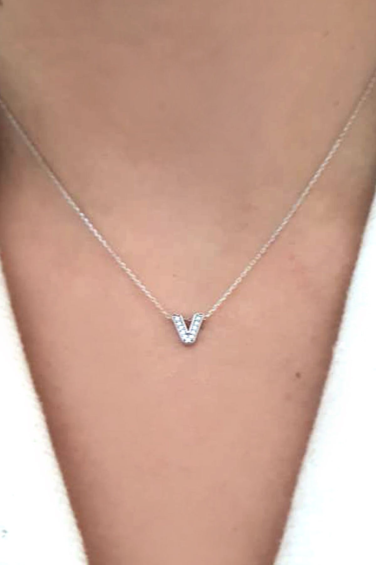V harfi gümüş minimal kolye 