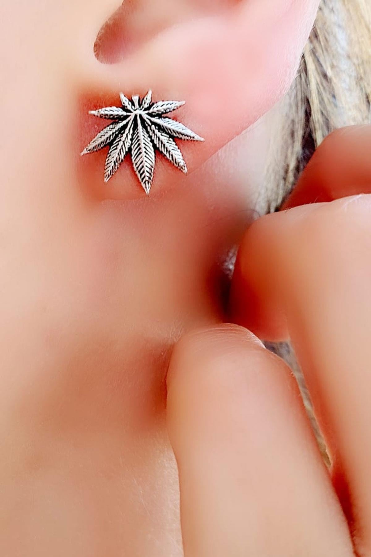 Yaprak figürlü 925ayar gümüş Tek Erkek Küpe