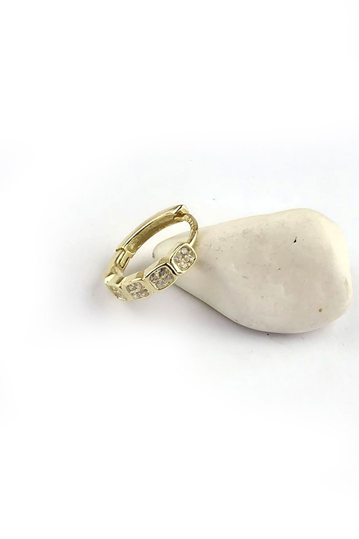 Zirkon Taş Detaylı 925 ayar Gümüş Üzerine Altın Kaplama Tragus Kıkırdak Helix Piercing tek Halka Küpe