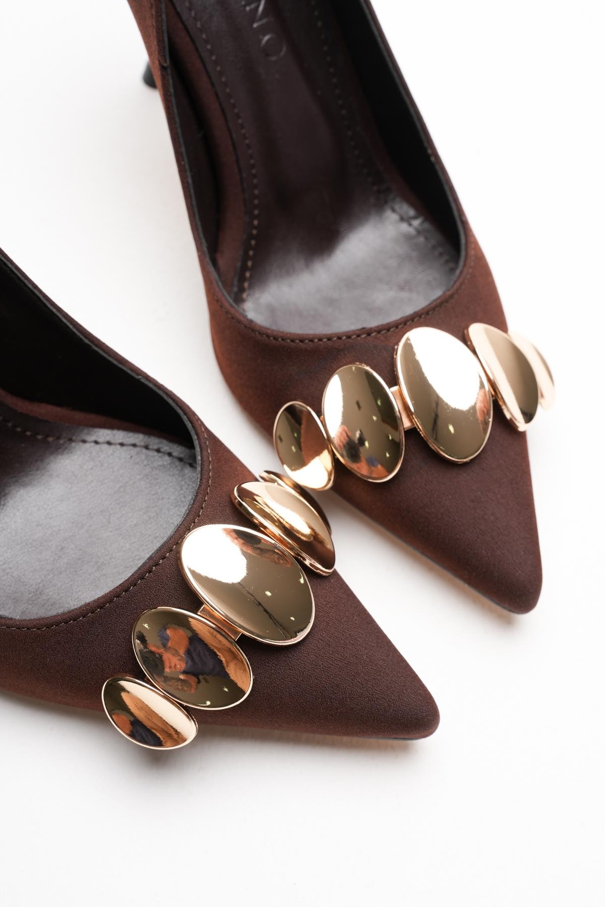 Aveline Kadın Kahve Nubuk Gold Aksesuarlı Sivri Burunlu Yüksek İnce Topuklu Stiletto Ayakkabı (9.5 CM) 