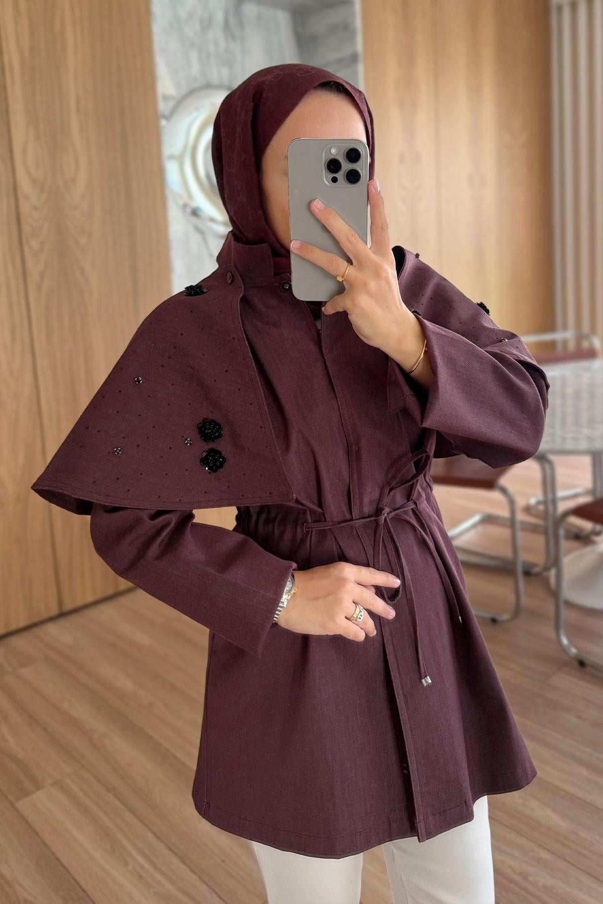 Gül Detaylı Omuz Pelerinli Trençkot - Bordo