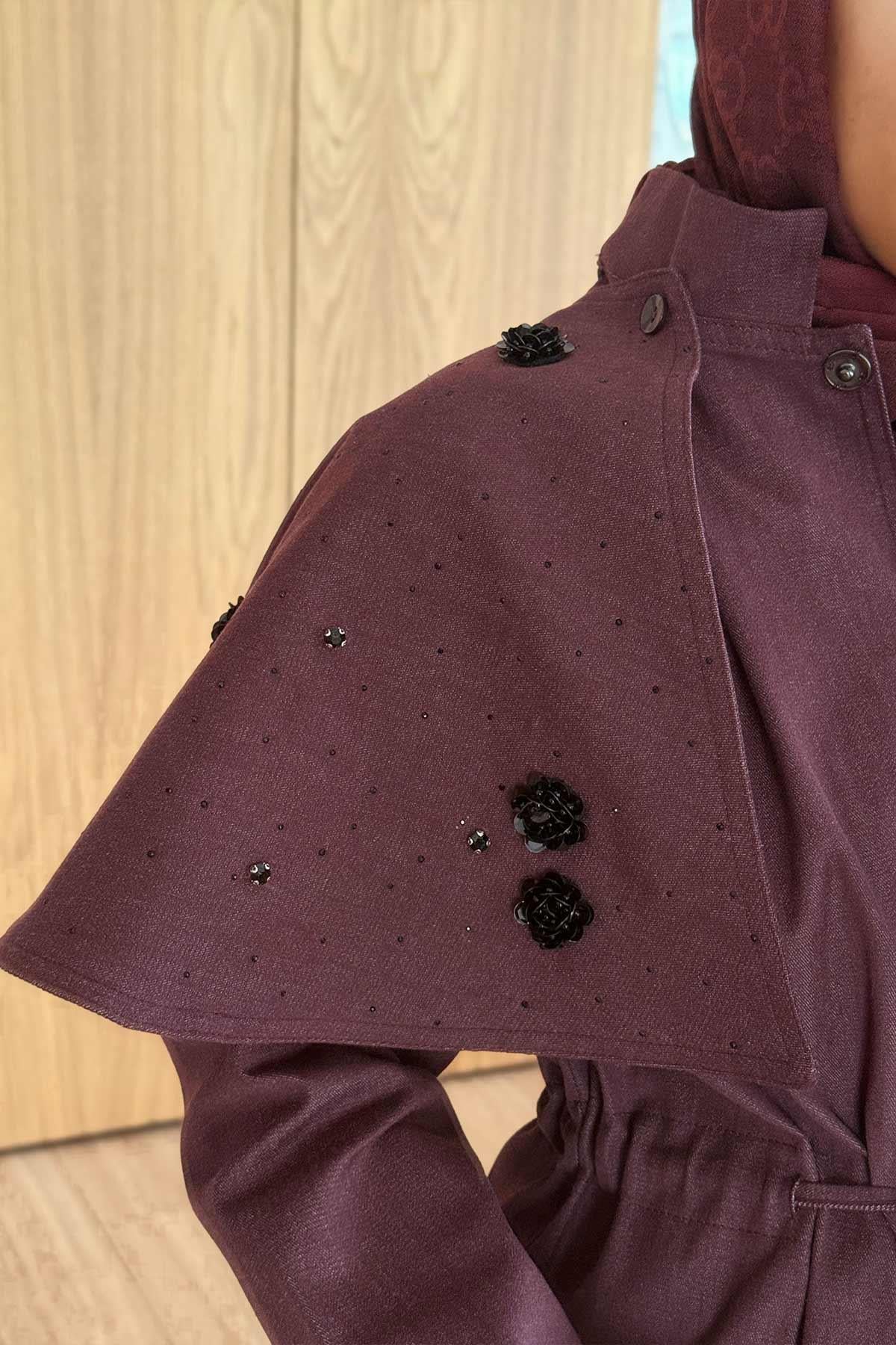 Gül Detaylı Omuz Pelerinli Trençkot - Bordo
